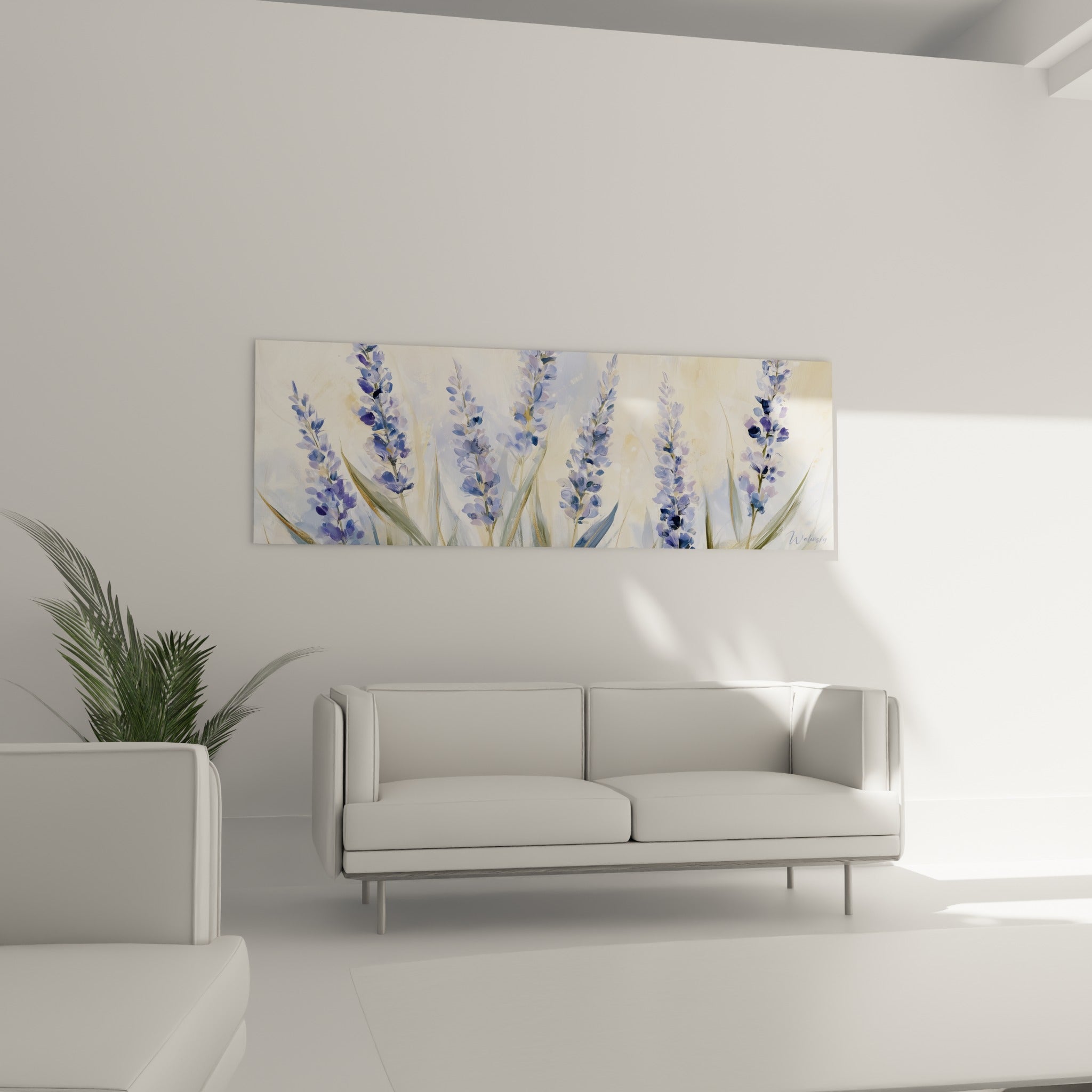 Fleurs de lavande bleu pastel et violettes sur fond ocre, au-dessus d'un canapé dans un salon lumineux