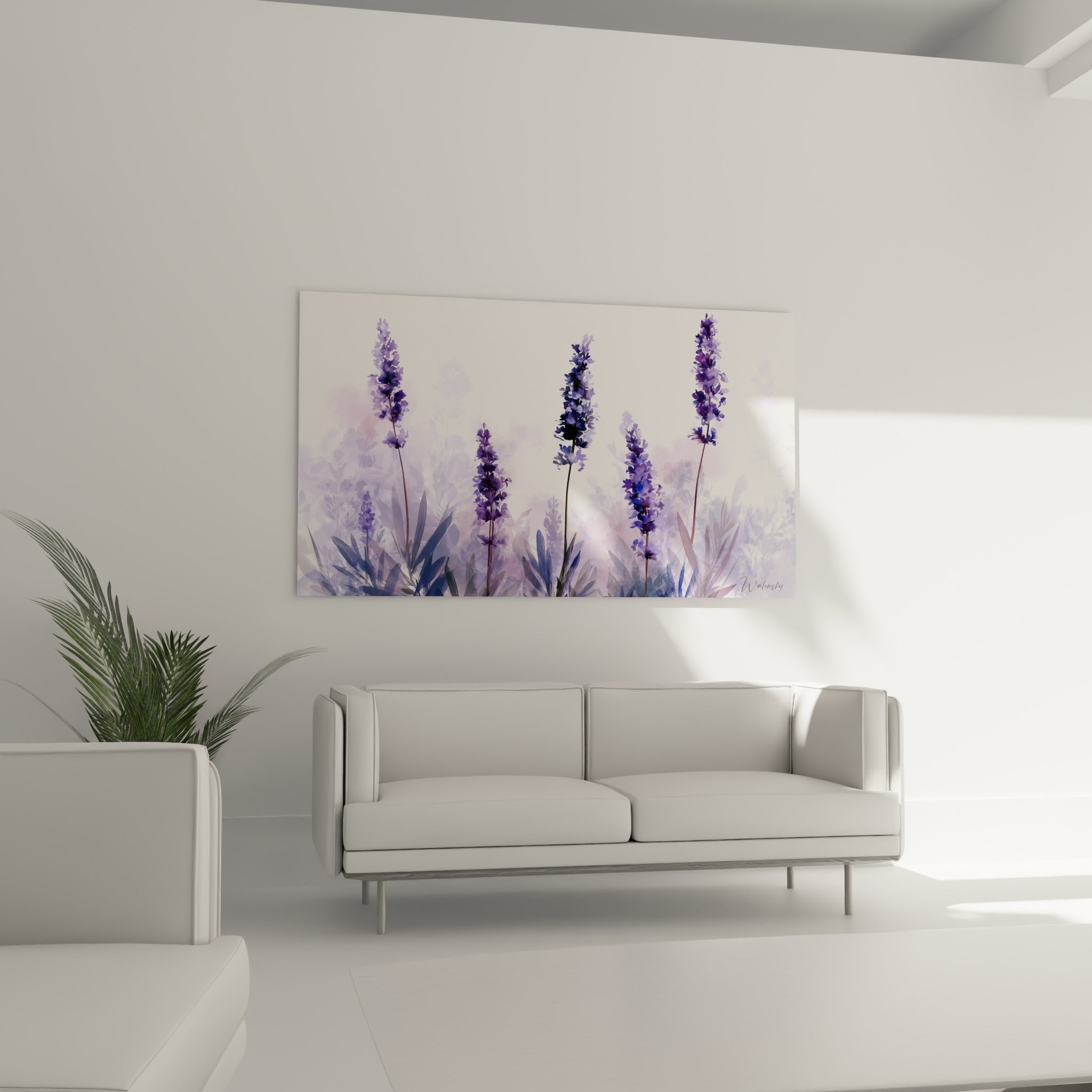 Fleurs de lavande mauve et feuillage bleuté disposés au-dessus d'un canapé dans un salon lumineux
