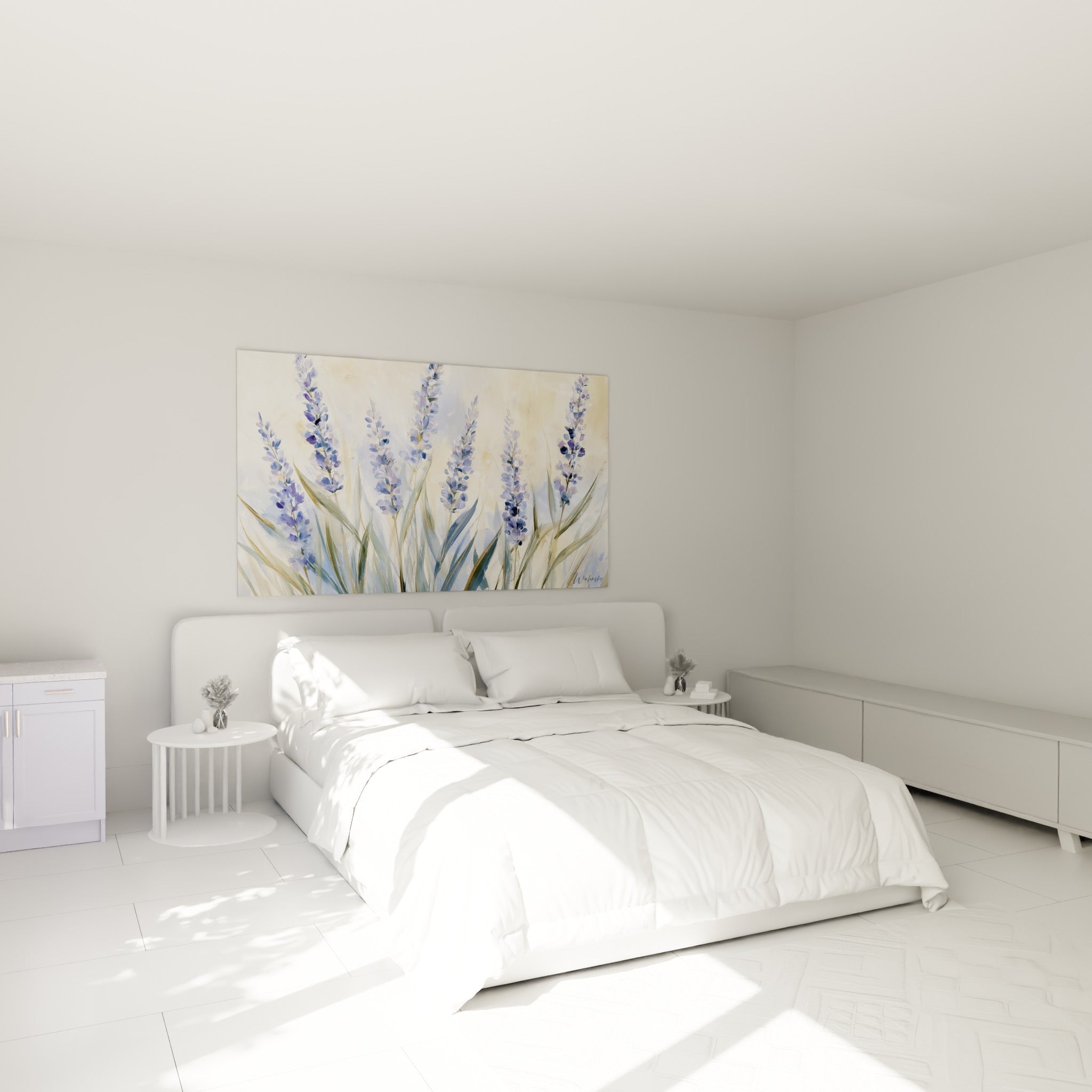 Épis de lavande bleu pastel et violet profond accrochés au-dessus d'un lit dans une chambre claire
