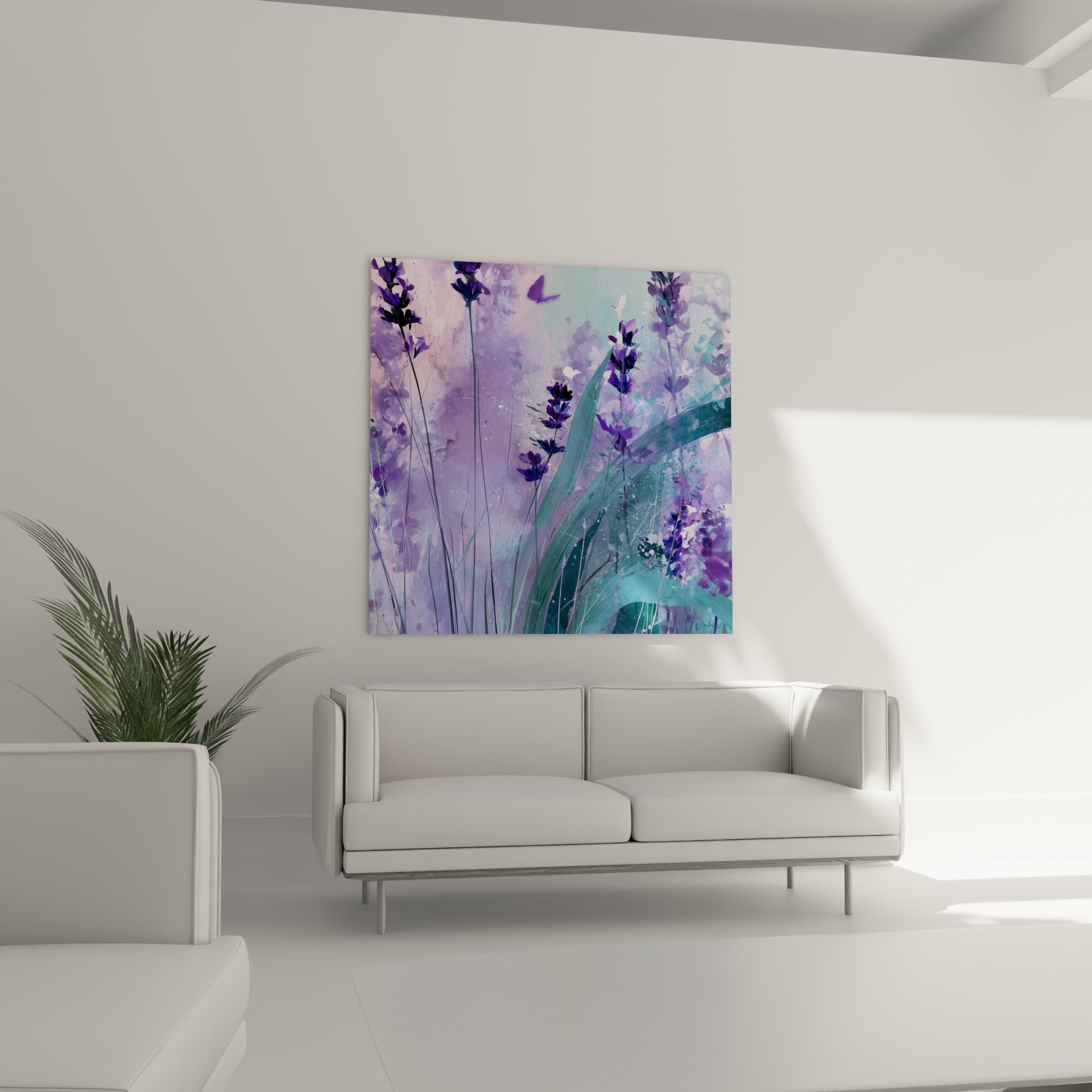 Tiges de lavande bleu sarcelle et violettes au-dessus d'un canapé dans un salon lumineux