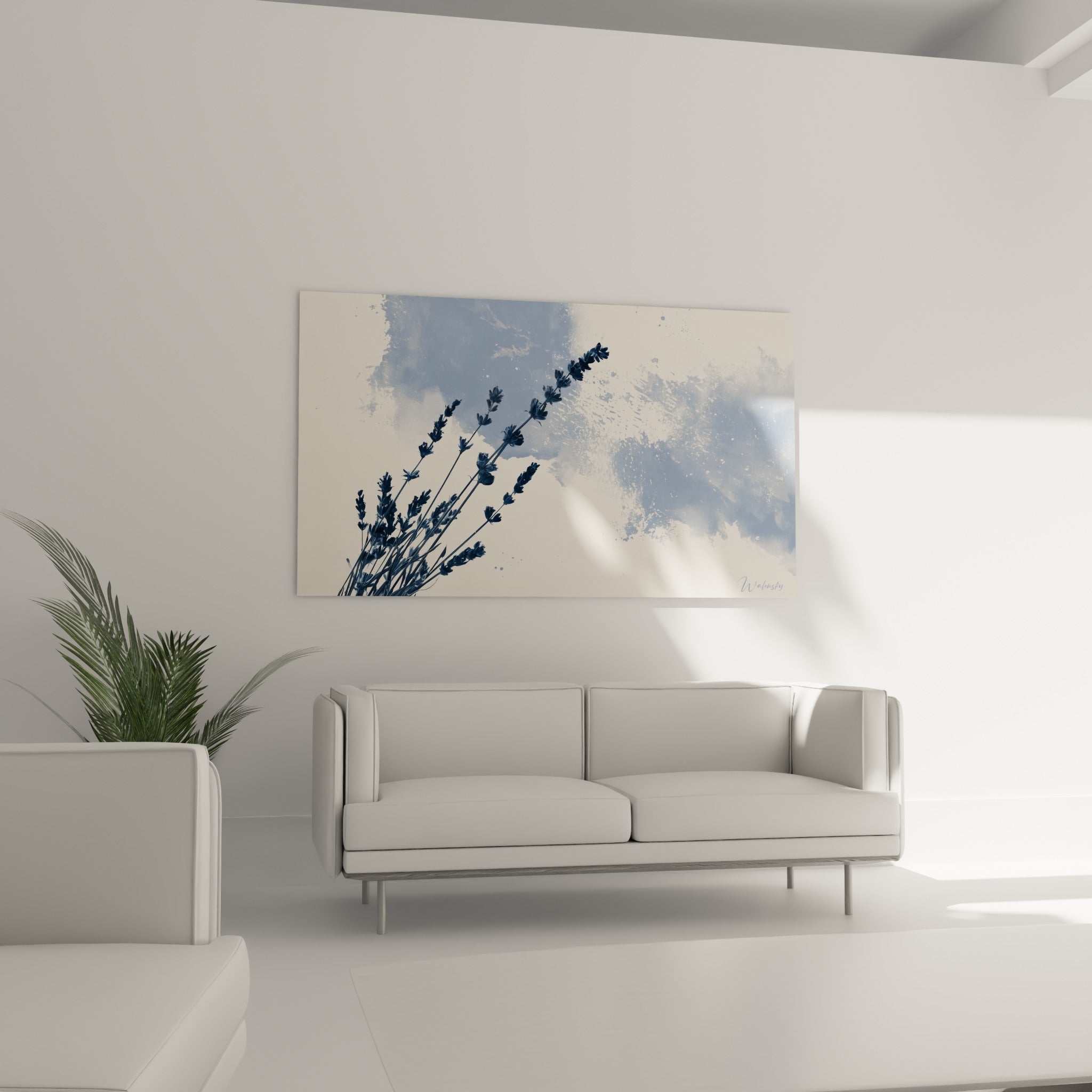 Bouquet de lavande séchée bleu marine accroché au-dessus d'un canapé dans un salon lumineux