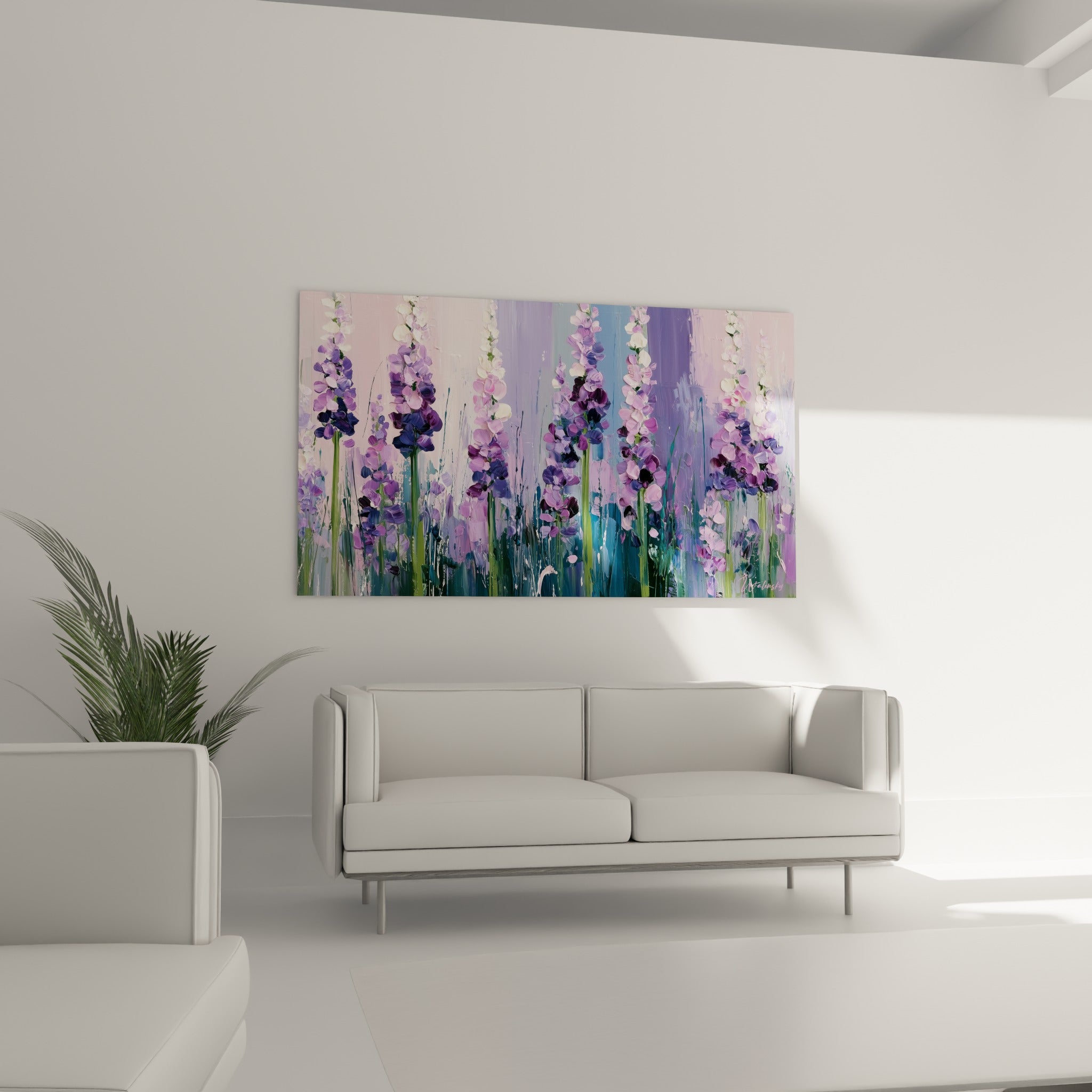 Bouquet vertical de Lavande mauve et rose orne un mur au-dessus d'un canapé dans un salon lumineux