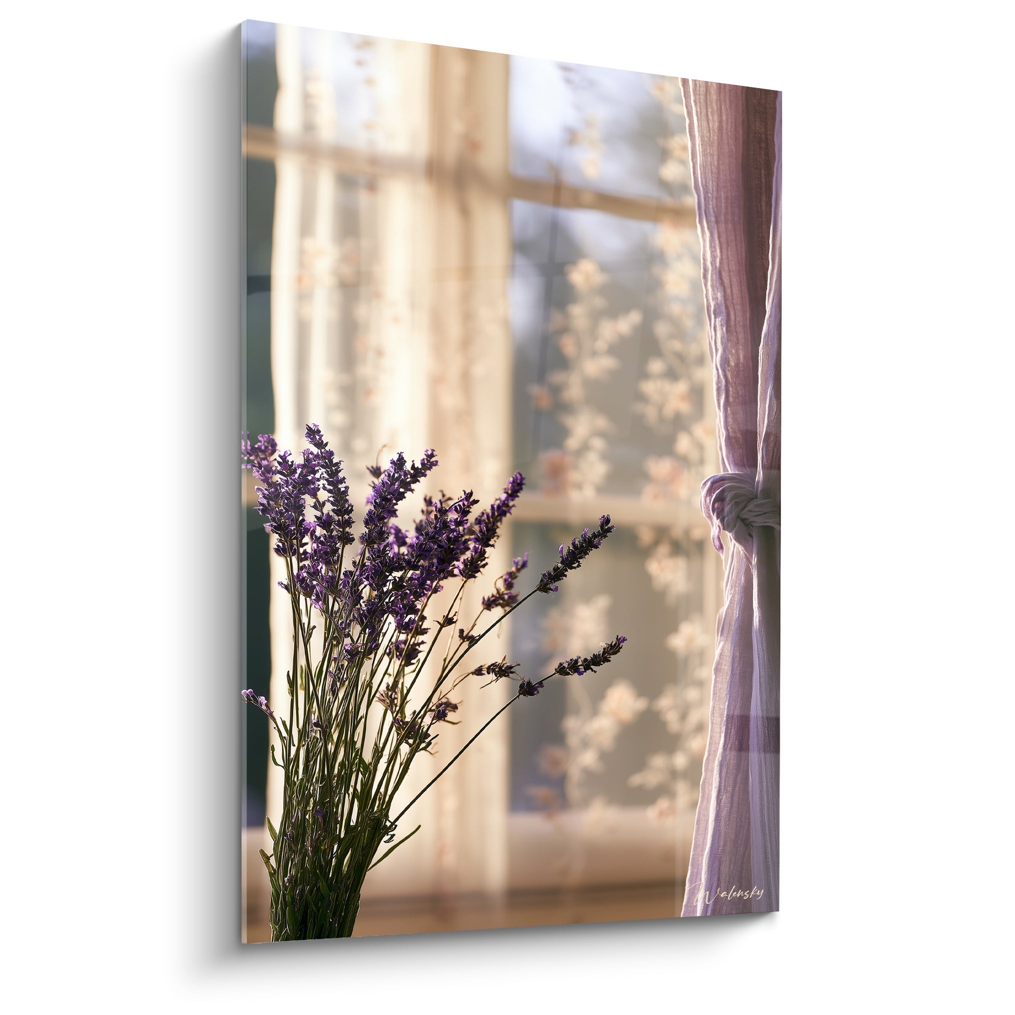Bouquet de lavande violette devant un rideau fleuri crème baigné de lumière dorée