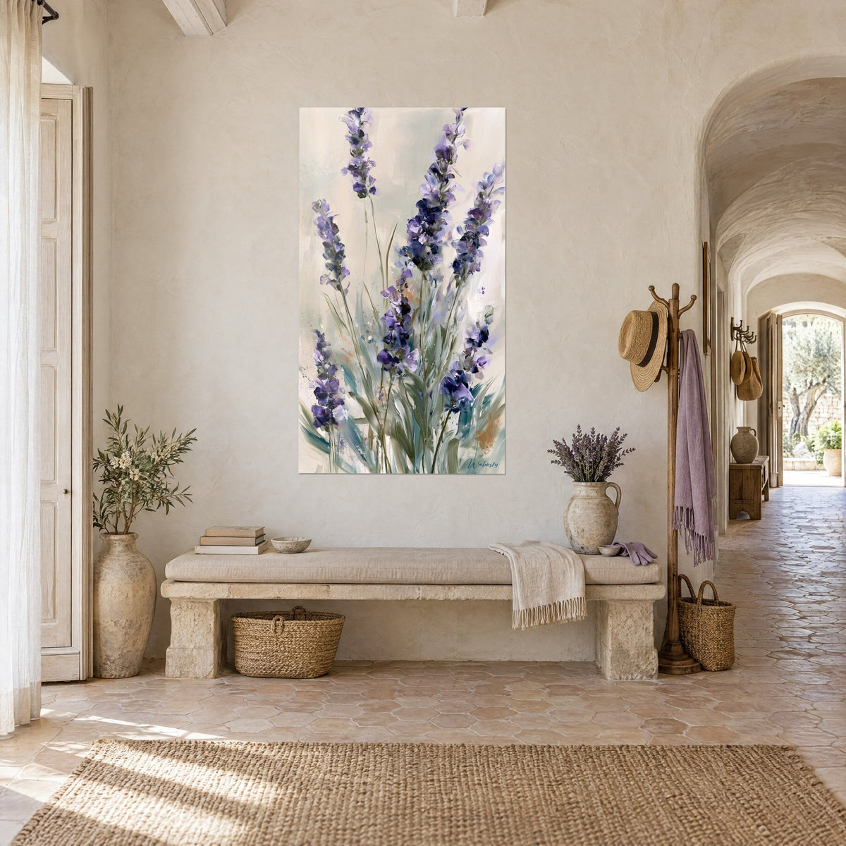 Quadro di mazzo di fiori porpora su fondo crema, foglie verde salvia, vista di tre quarti nell'ingresso di un masseria