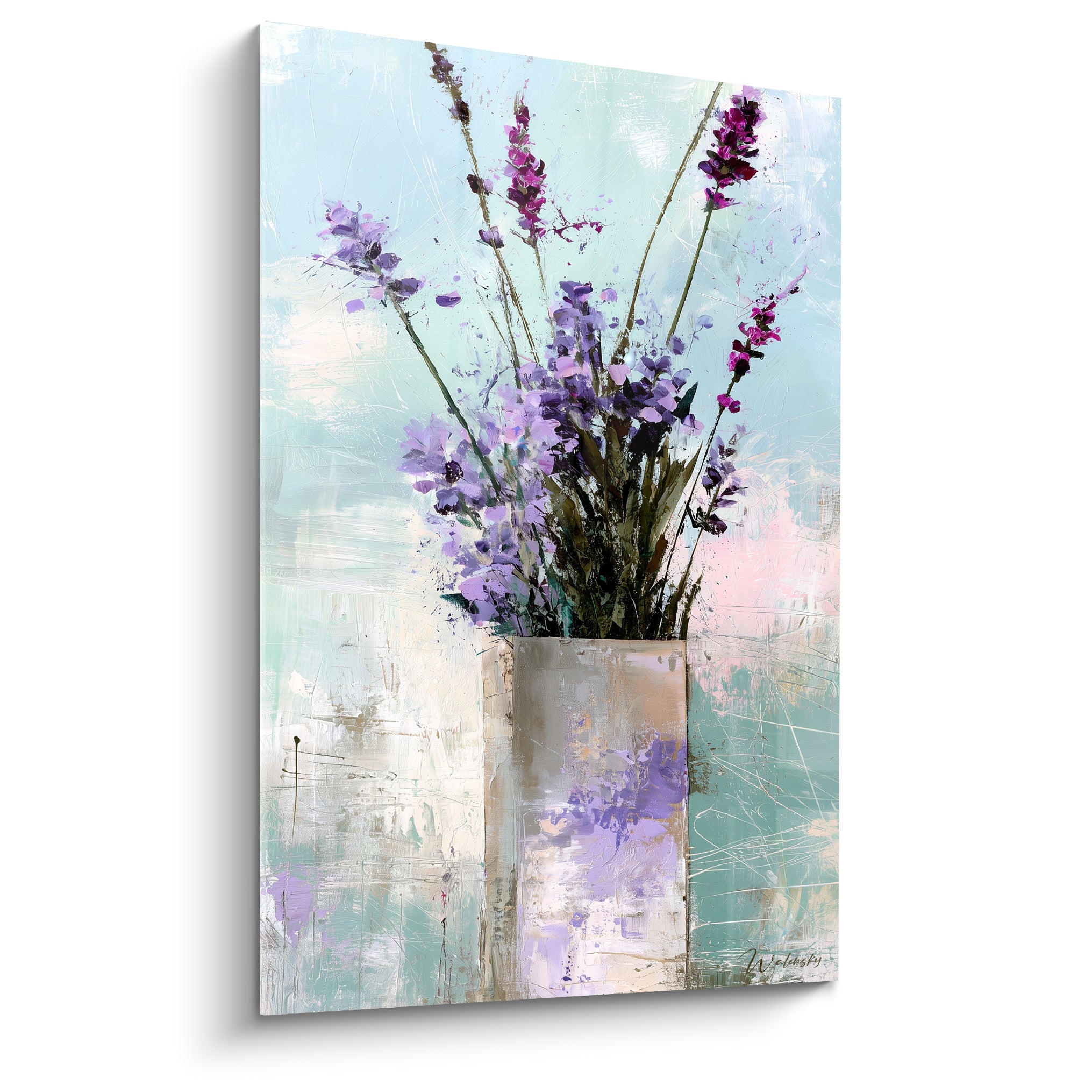Bouquet de lavande violette et magenta dans un vase beige sur fond turquoise pastel
