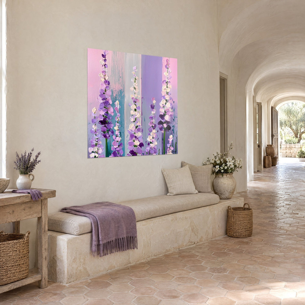 Gemälde lange Lupinenstängel in Flieder und Elfenbein, vertikale Streifen in Rosa, Grau und Violett, am Ende einer gewölbten Galerie des Mas