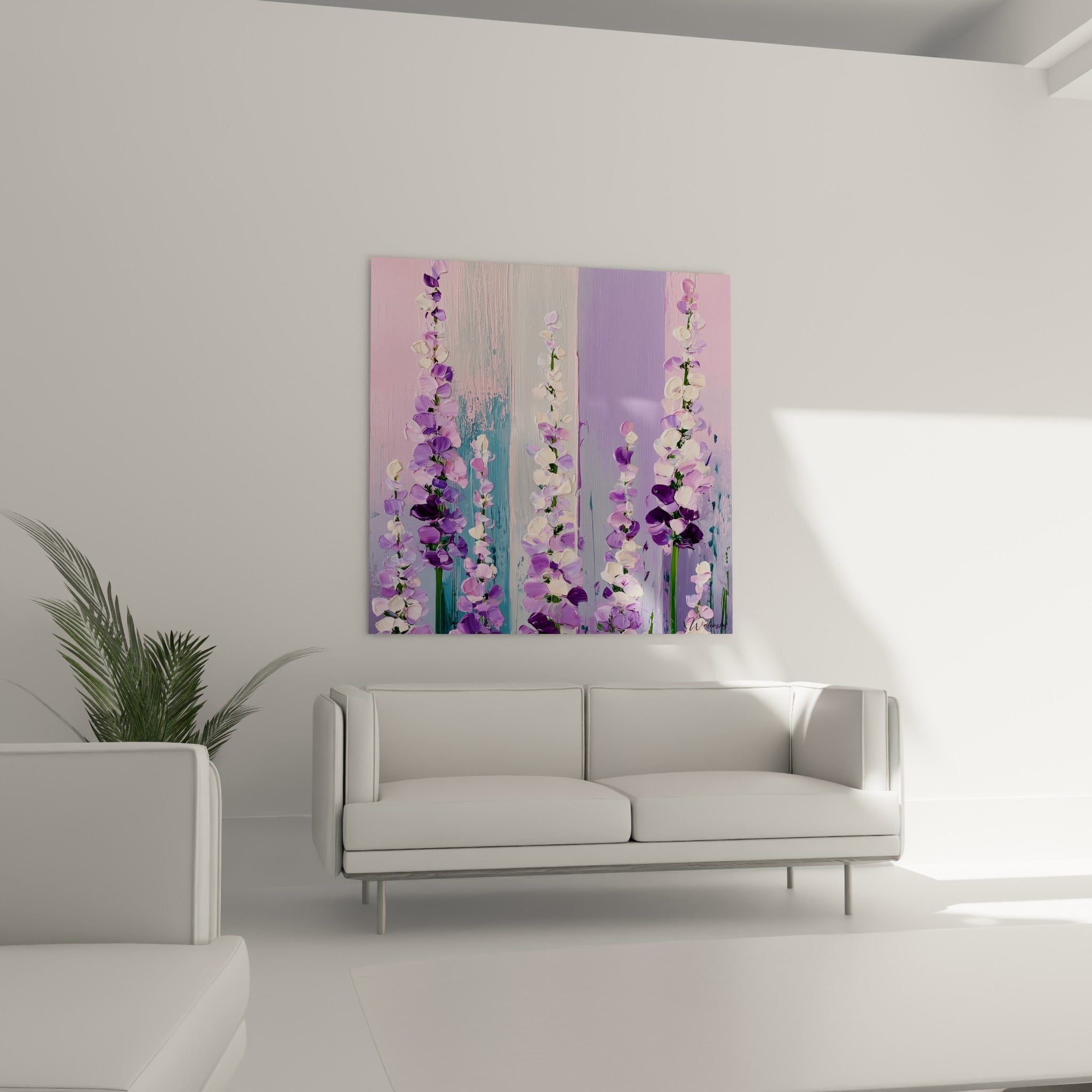 Bouquets d'épis fleuris mauve et bleu pastel accrochés au-dessus d'un canapé dans un salon lumineux