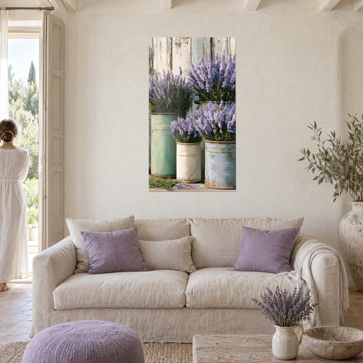 Gemälde mit Lavendelsträußen in Violett in patinierten grünen Töpfen, abblätternde weiße Holzbretter, über einem Sofa in einem hellen Wohnzimmer