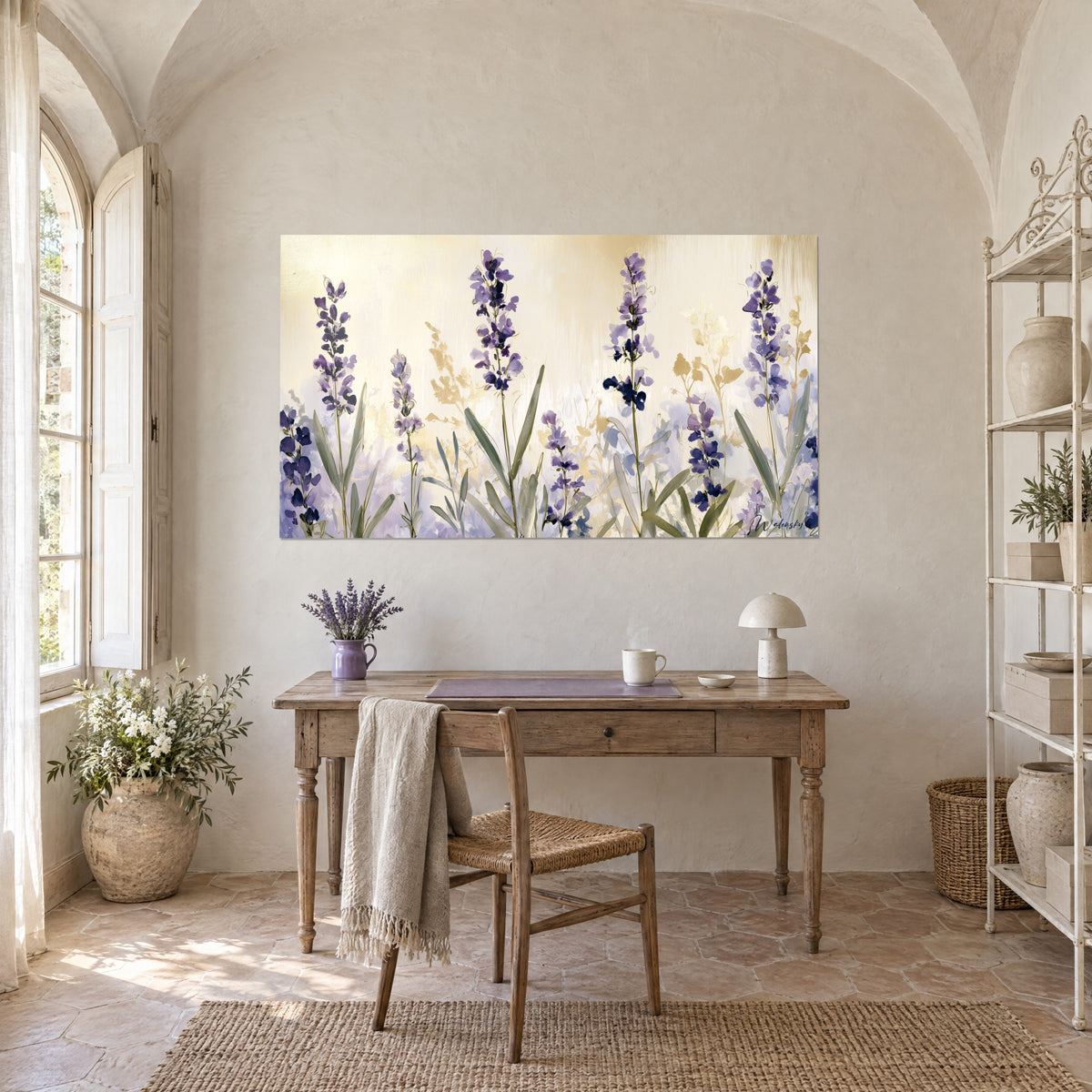 Quadro steli di lavanda malva e indaco su fondo champagne dorato, sopra una scrivania in legno e una sedia di paglia