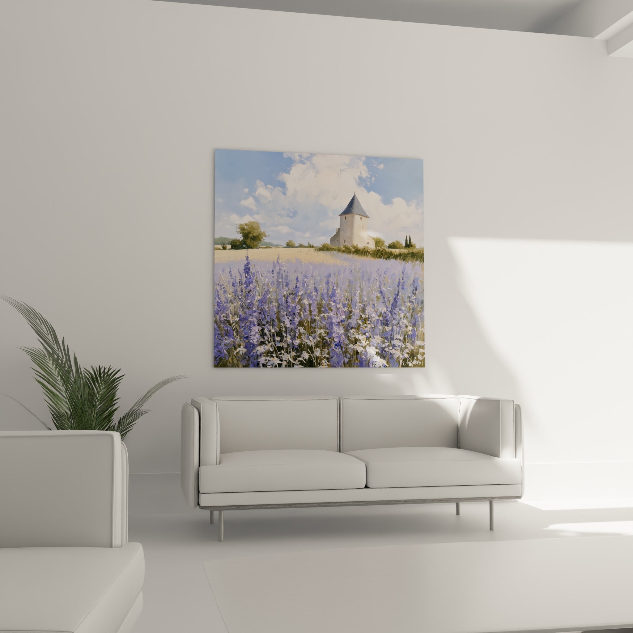Fleurs bleu pastel et champ doré peints en larges touches, au-dessus d'un canapé dans un salon lumineux