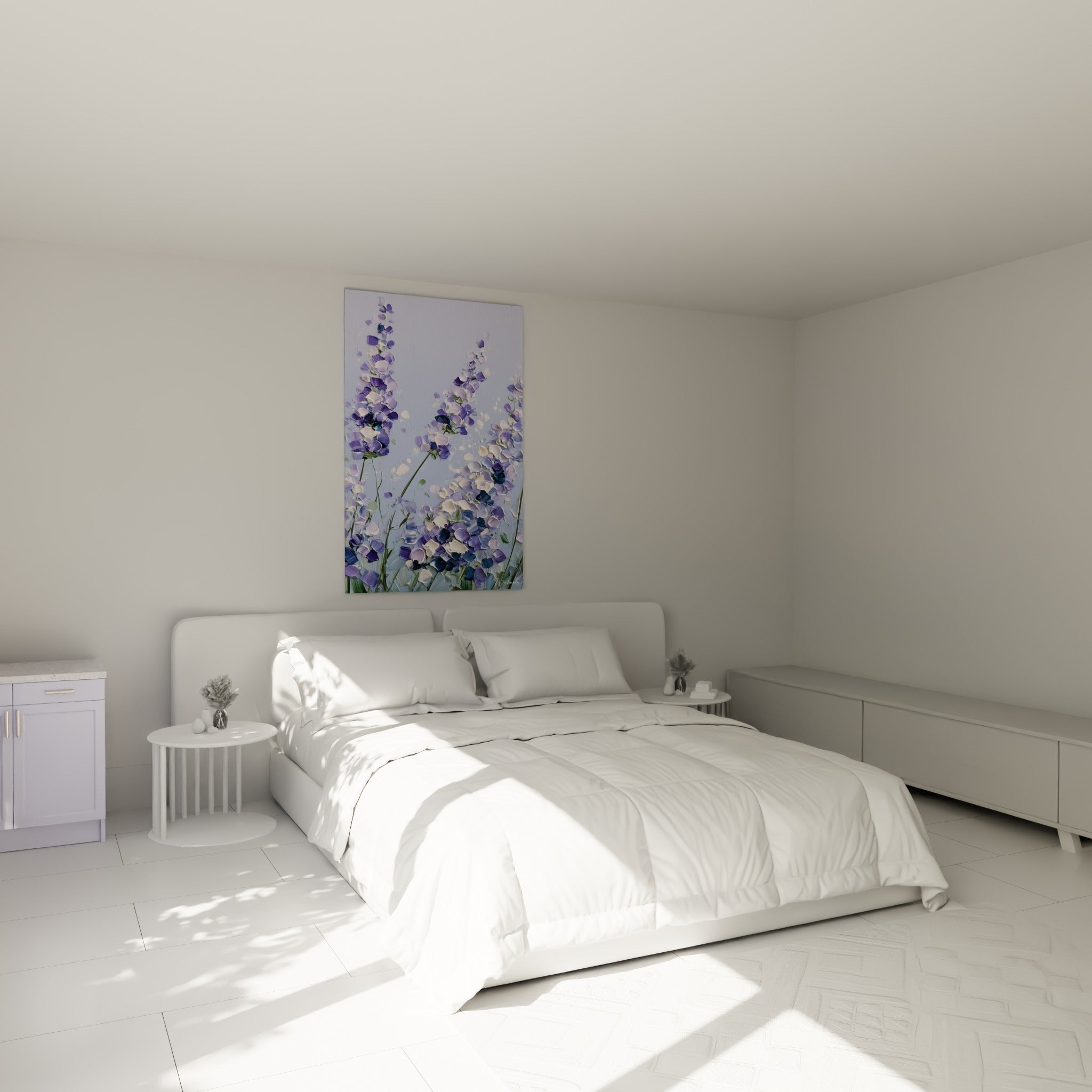 Bouquet de lavande violette et ivoire texturé au-dessus d'un lit dans une chambre claire