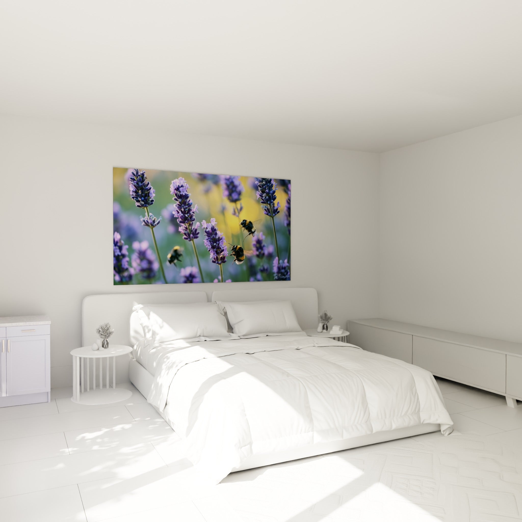 Bourdons dorés butinant des fleurs violettes de lavande au-dessus d'un lit dans une chambre claire