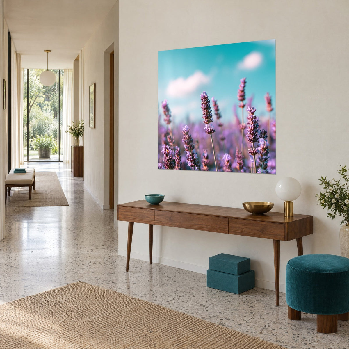 Quadro campo di lavanda con spighe malva e porpora, cielo azzurro turchese e nuvole soffici, su una parete crema d'ingresso