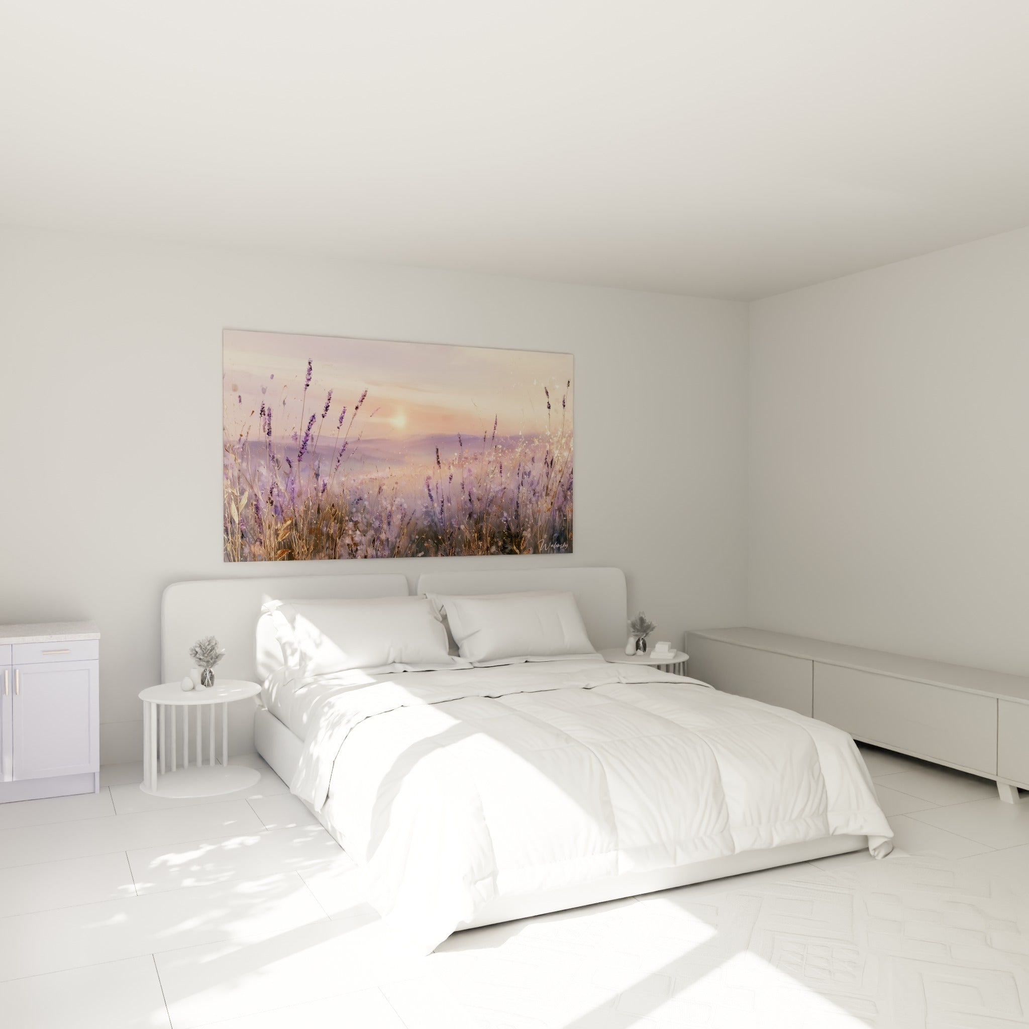 Épis de lavande lilas et dorés se détachant sur un ciel rosé, au-dessus d'un lit dans une chambre claire