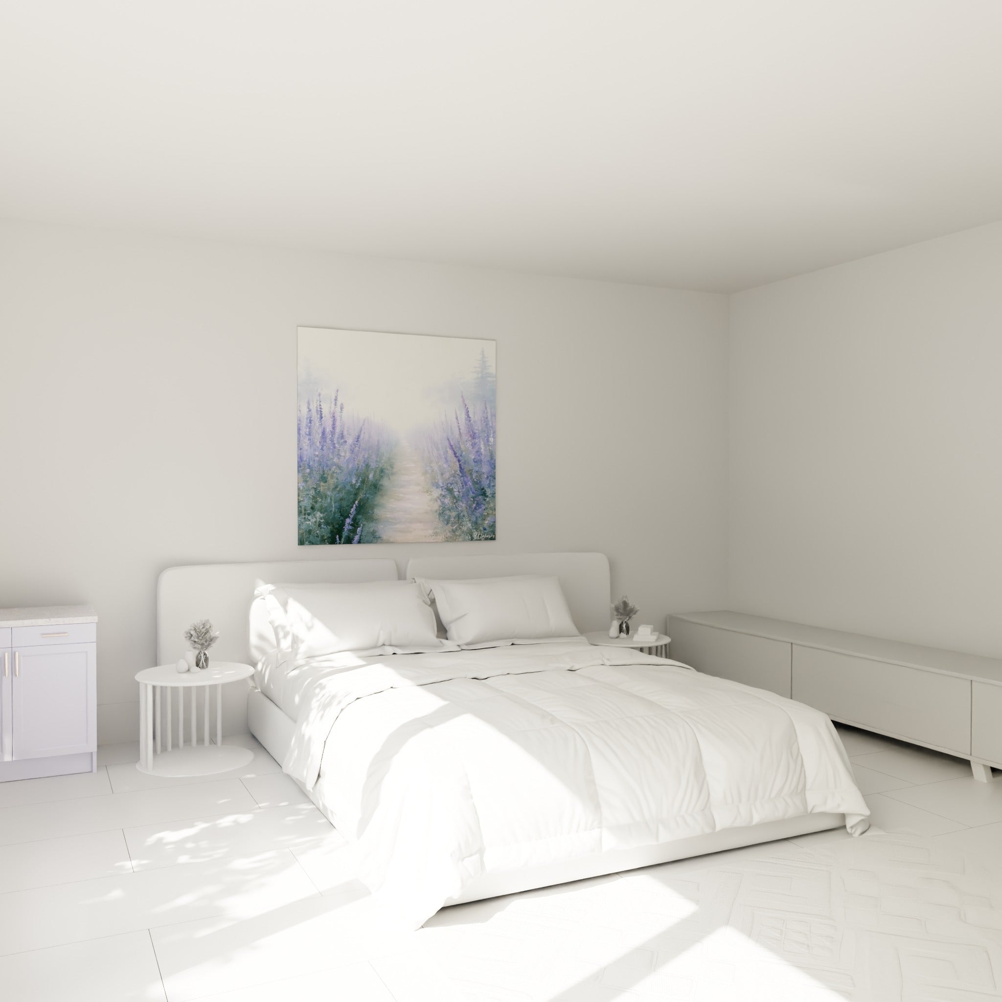 Rangées de lavande violette et feuillage vert sauge accrochées au-dessus d'un lit dans une chambre claire