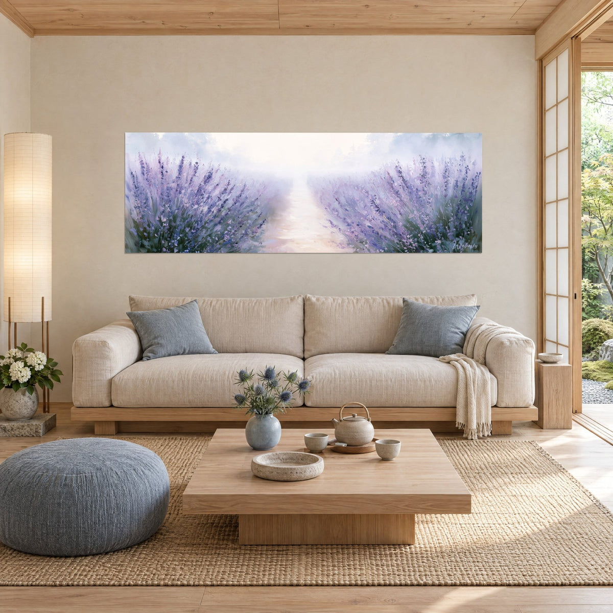 Gemälde Lavendelfeld in Violett unter goldenem Dunst, heller rosa Pfad in der Mitte, über einem Sofa in einem lichtdurchfluteten Wohnzimmer