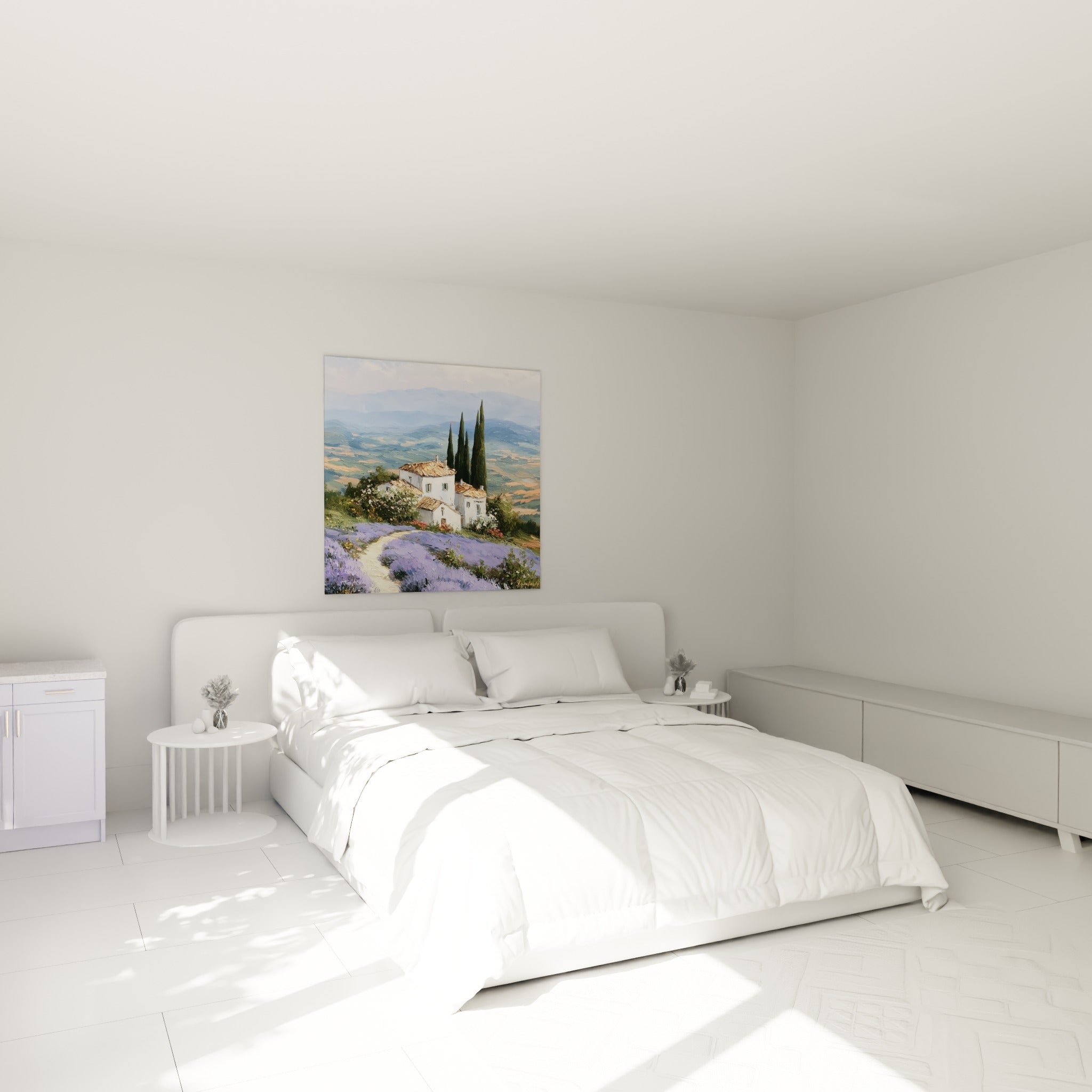 Maison blanche aux toits ocre et champs de lavande violette au-dessus d'un lit dans une chambre claire