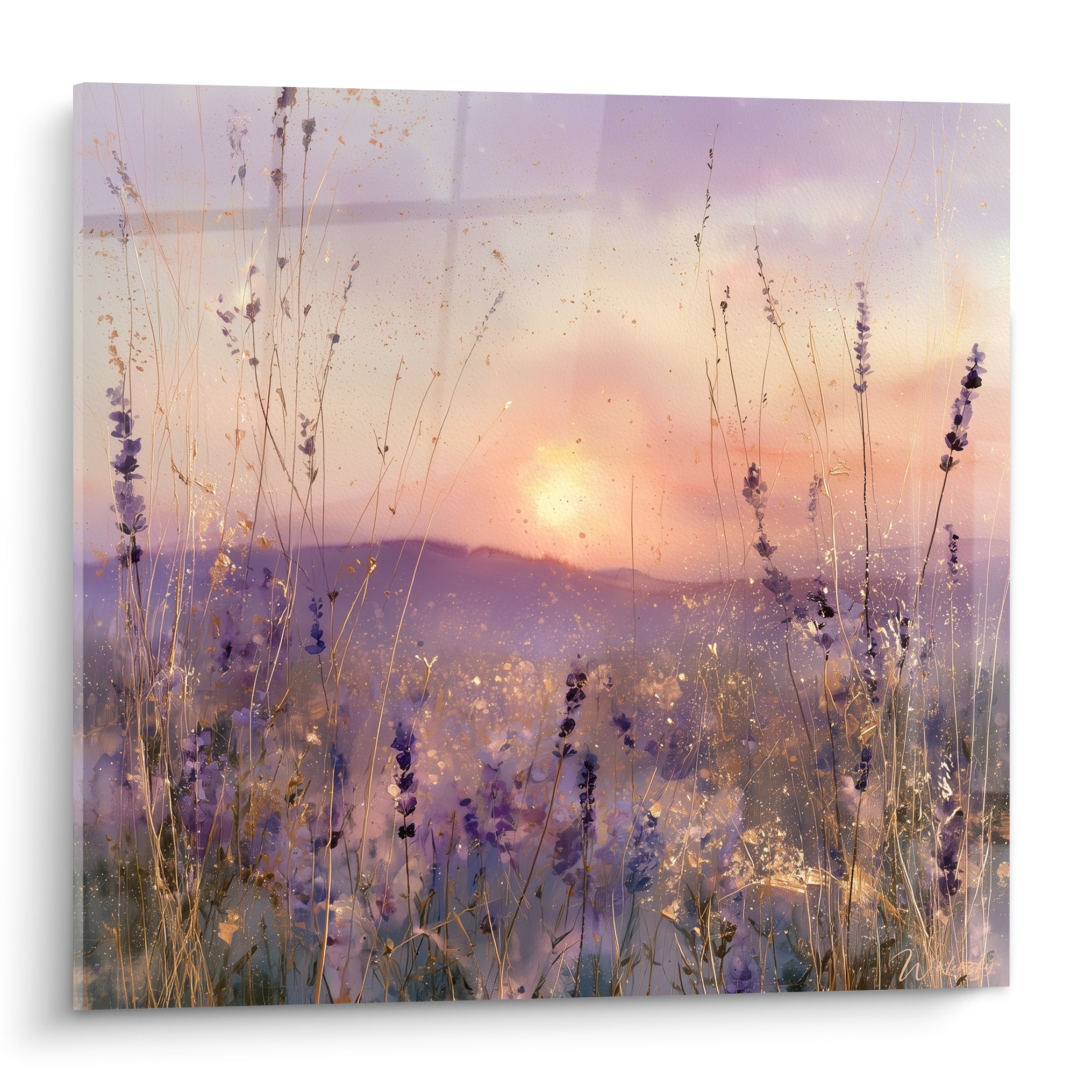 Épis de lavande violets et dorés se détachant sur un coucher de soleil orangé et brumeux