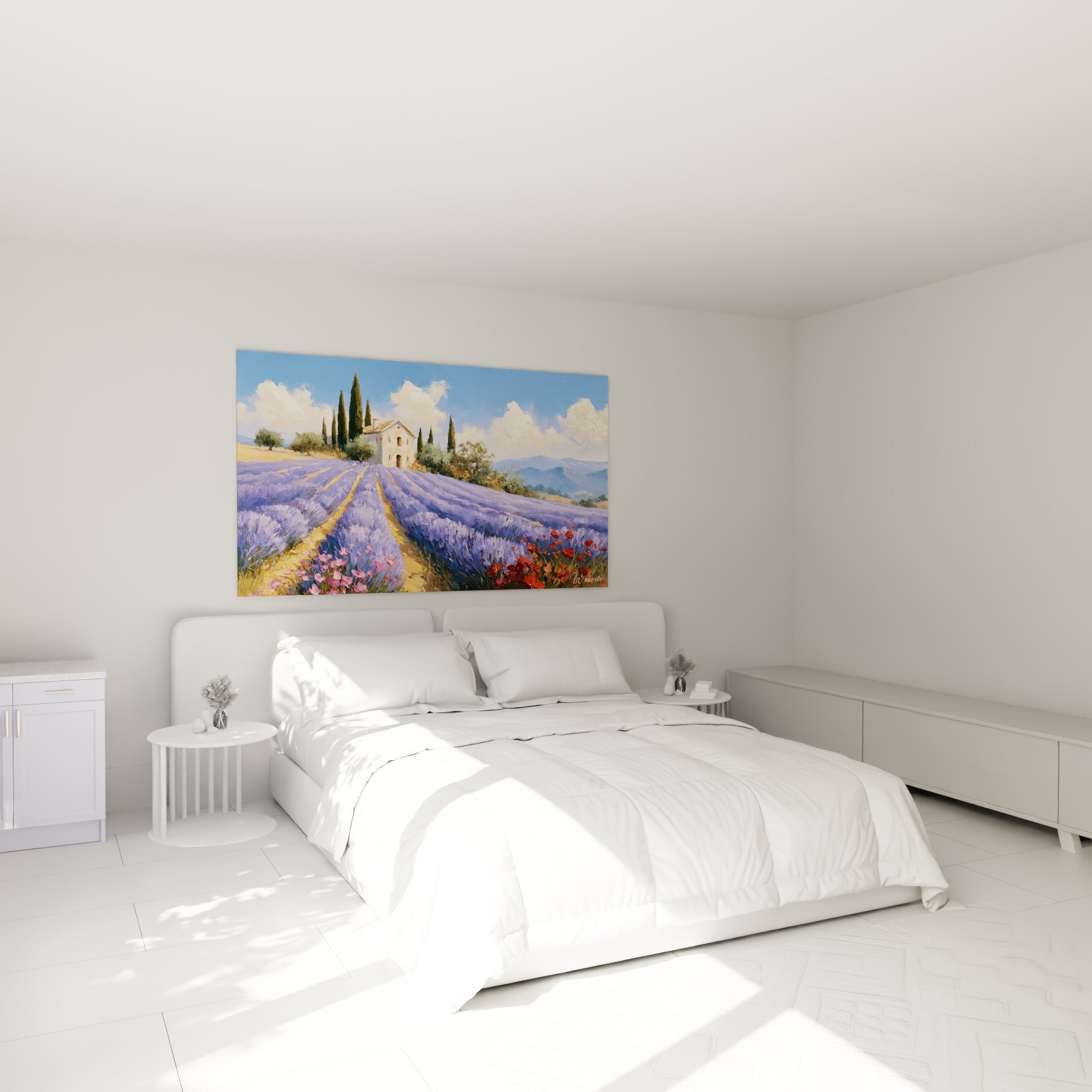 Mas provençal et rangs de lavande violette au-dessus d'un lit dans une chambre claire