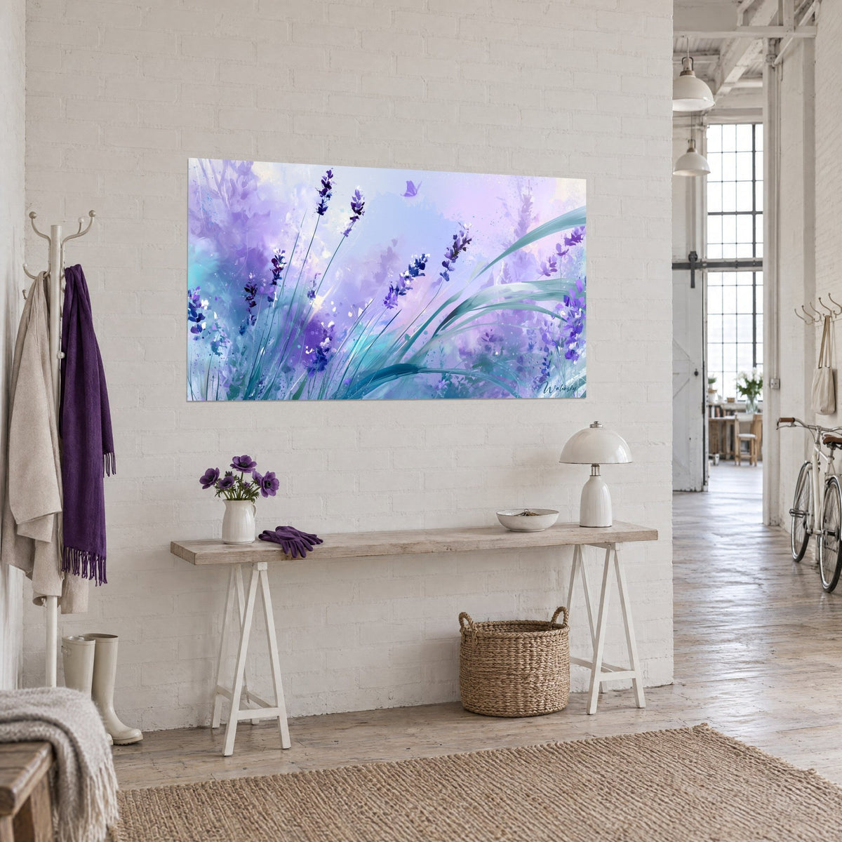 Cuadro flores moradas en acuarela, largas hojas verdeazuladas y salpicaduras blancas, sobre un muro de ladrillo blanco de un loft