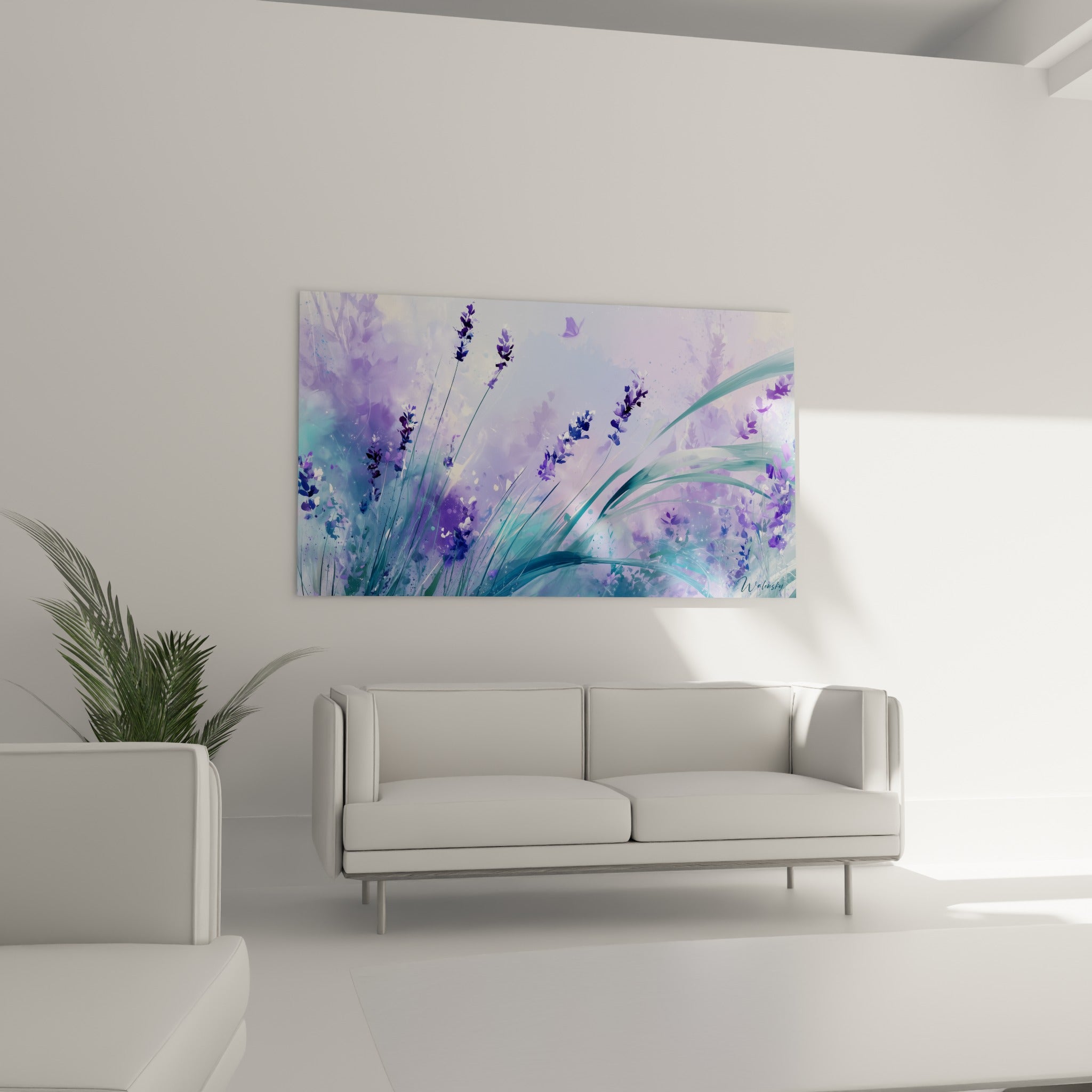 Tiges de lavande violette et fond bleu pastel au-dessus d'un canapé dans un salon lumineux