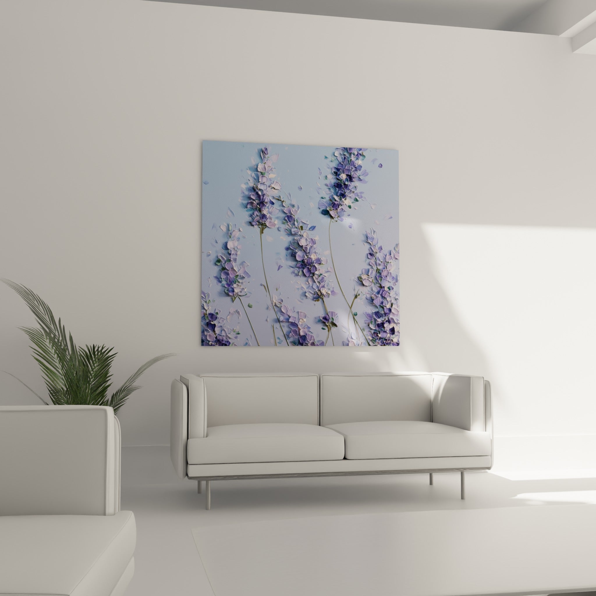 Tiges de lavande mauve et vert tendre installées au-dessus d'un canapé dans un salon lumineux