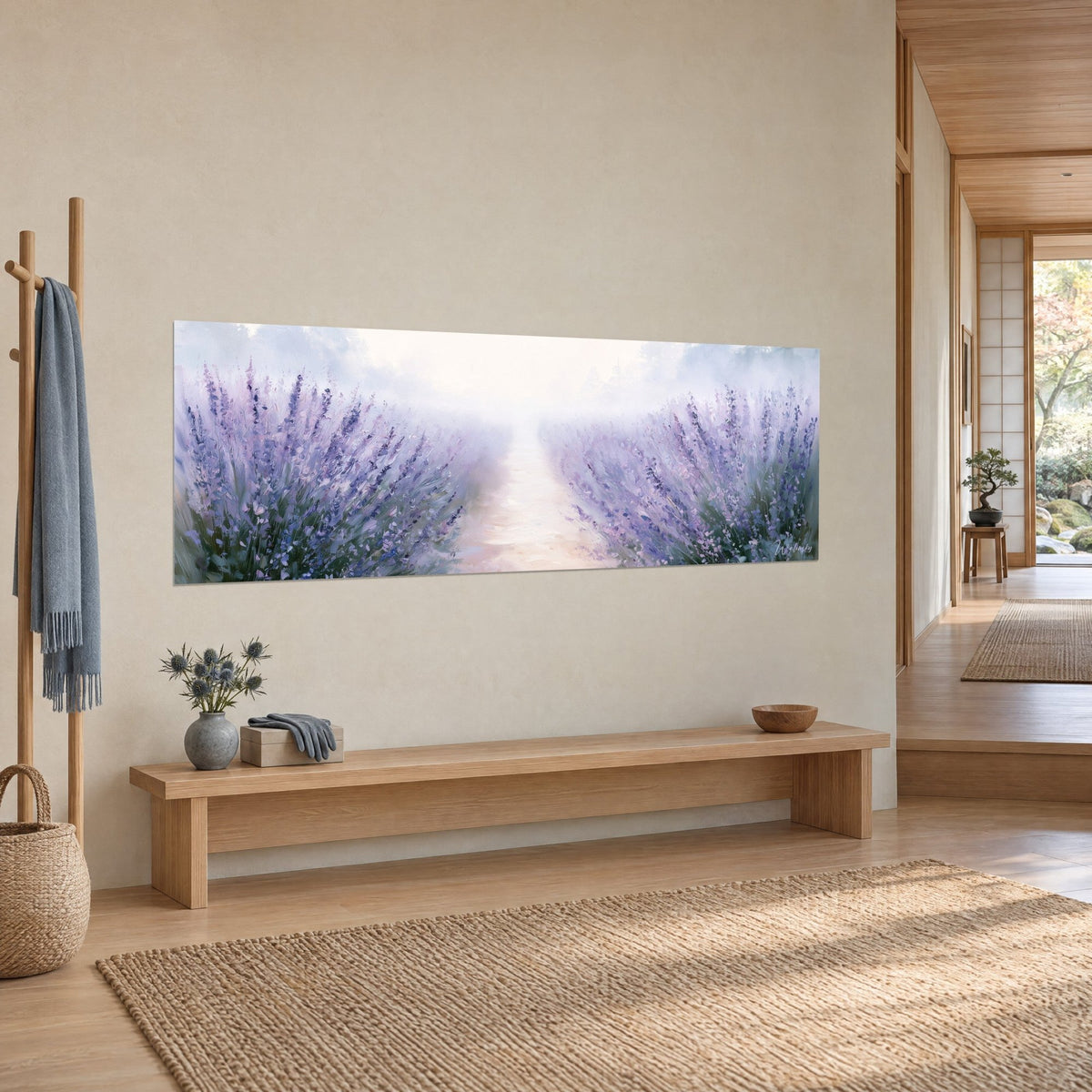Gemälde Erdpfad in Rosa zwischen zwei Hecken aus malvenfarbenem Lavendel, milchig cremefarbener Himmel, Ansicht von dreiviertel auf eine beige Wand