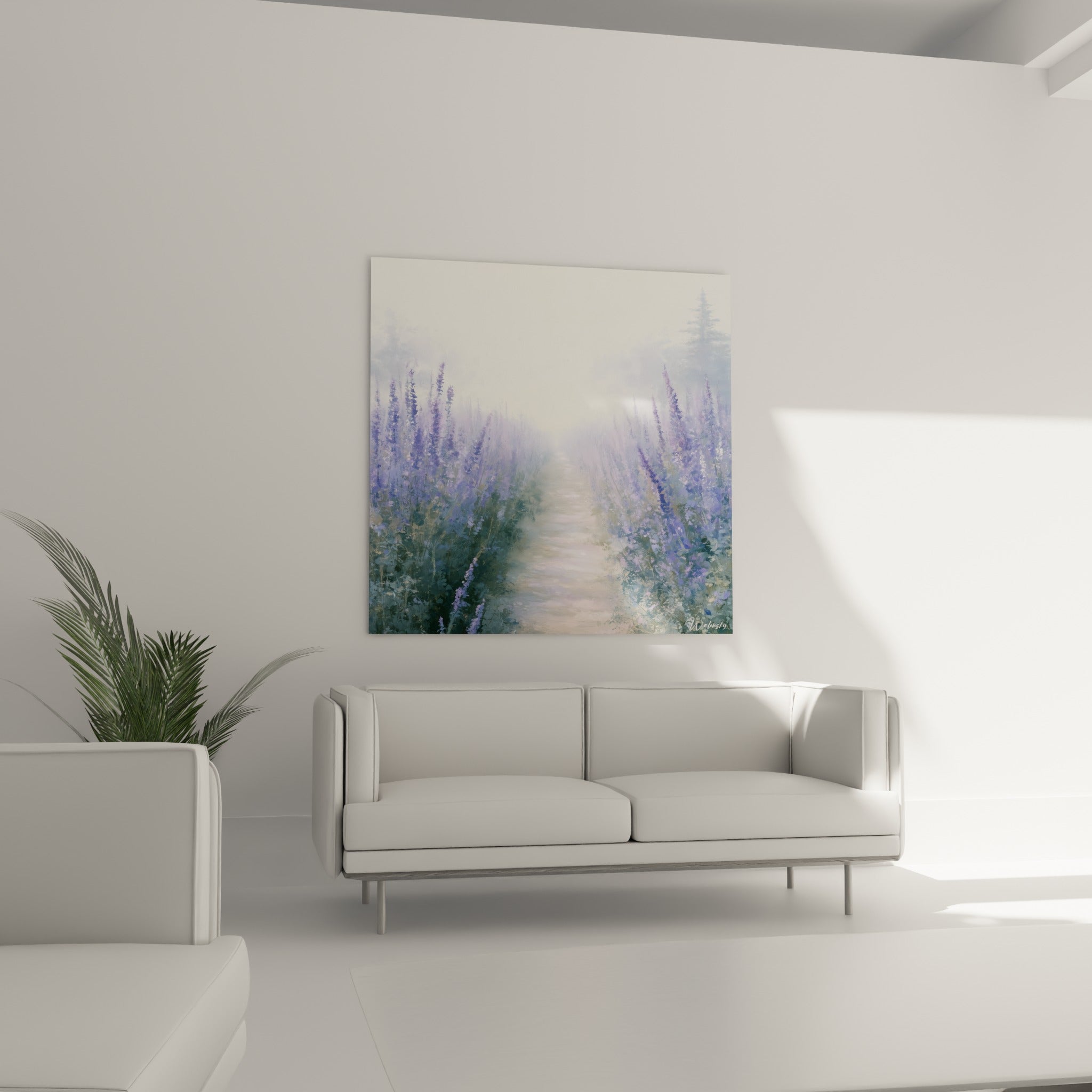 Chemin rosé bordé de fleurs mauves et bleu pastel au-dessus d'un canapé dans un salon lumineux