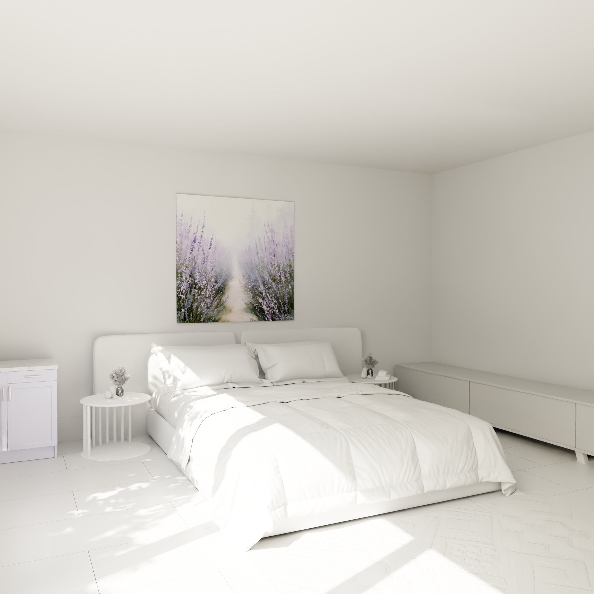 Rangées de lavande violette et verte accrochées au-dessus d'un lit dans une chambre claire