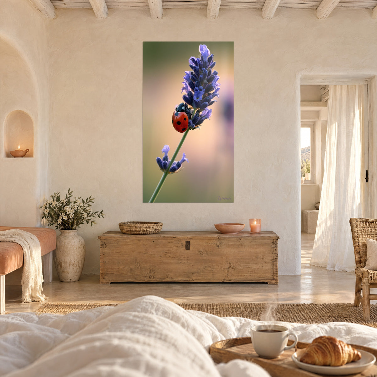 Tableau épi de lavande mauve piqué d'une coccinelle orange, fond abricot doux, au-dessus d'un lit dans une chambre claire