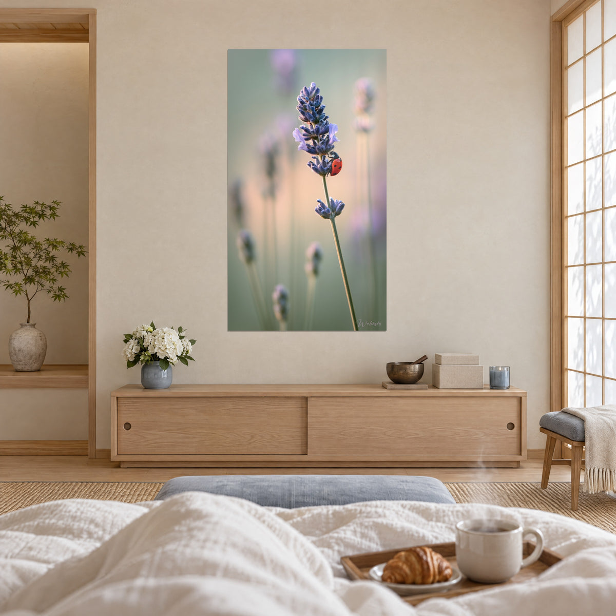 Cuadro mariquita bermellón posada sobre lavanda morada, fondo verde salvia y rosa empolvado, encima de una cama en un dormitorio luminoso
