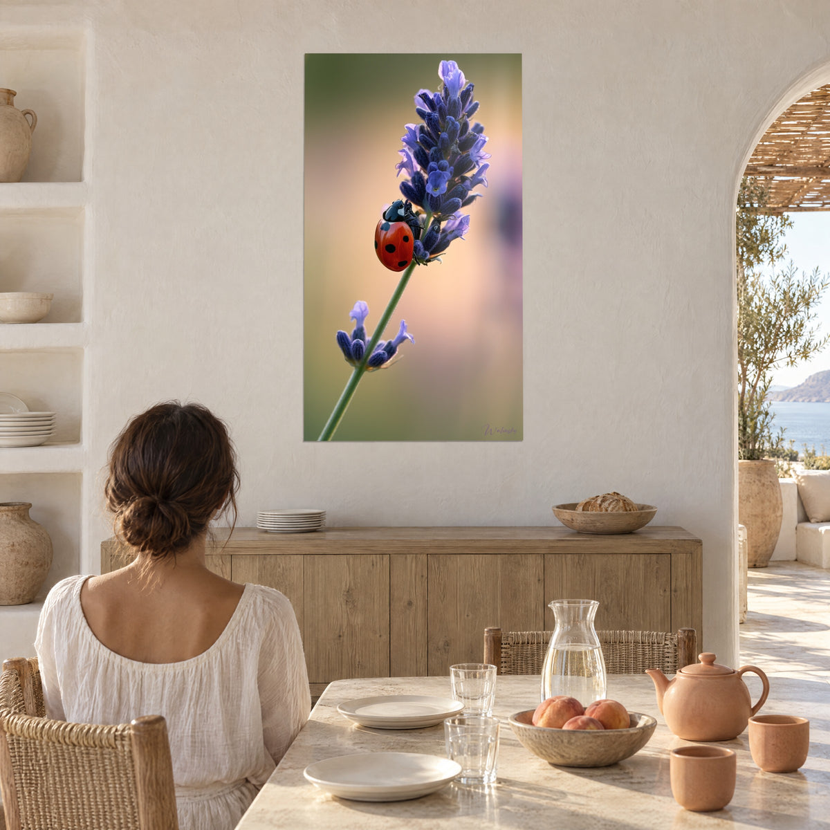 Tableau coléoptère vermillon grimpant sur des fleurs bleu nuit, arrière-plan crème et rosé, dans une salle à manger voûtée