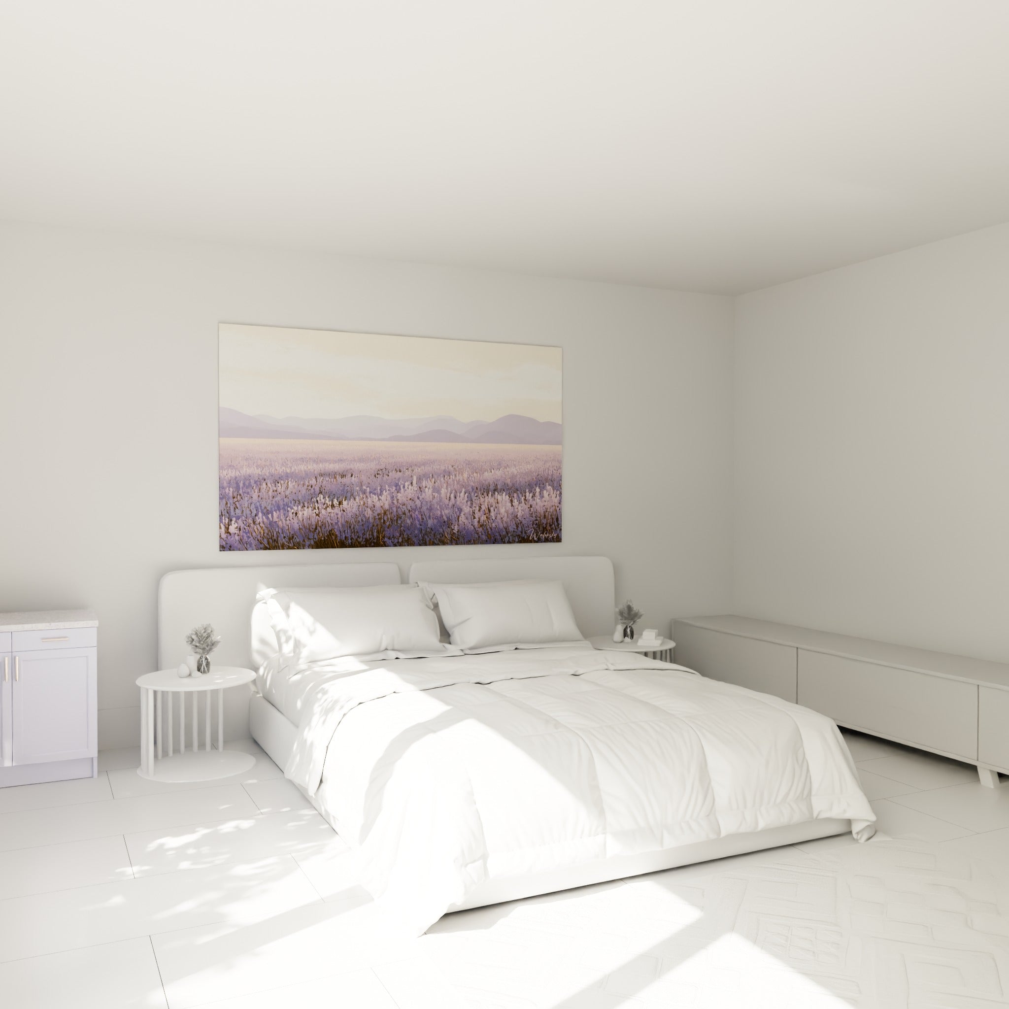 Lavande mauve et crème accrochée au-dessus d'un lit dans une chambre claire, ambiance provençale douce