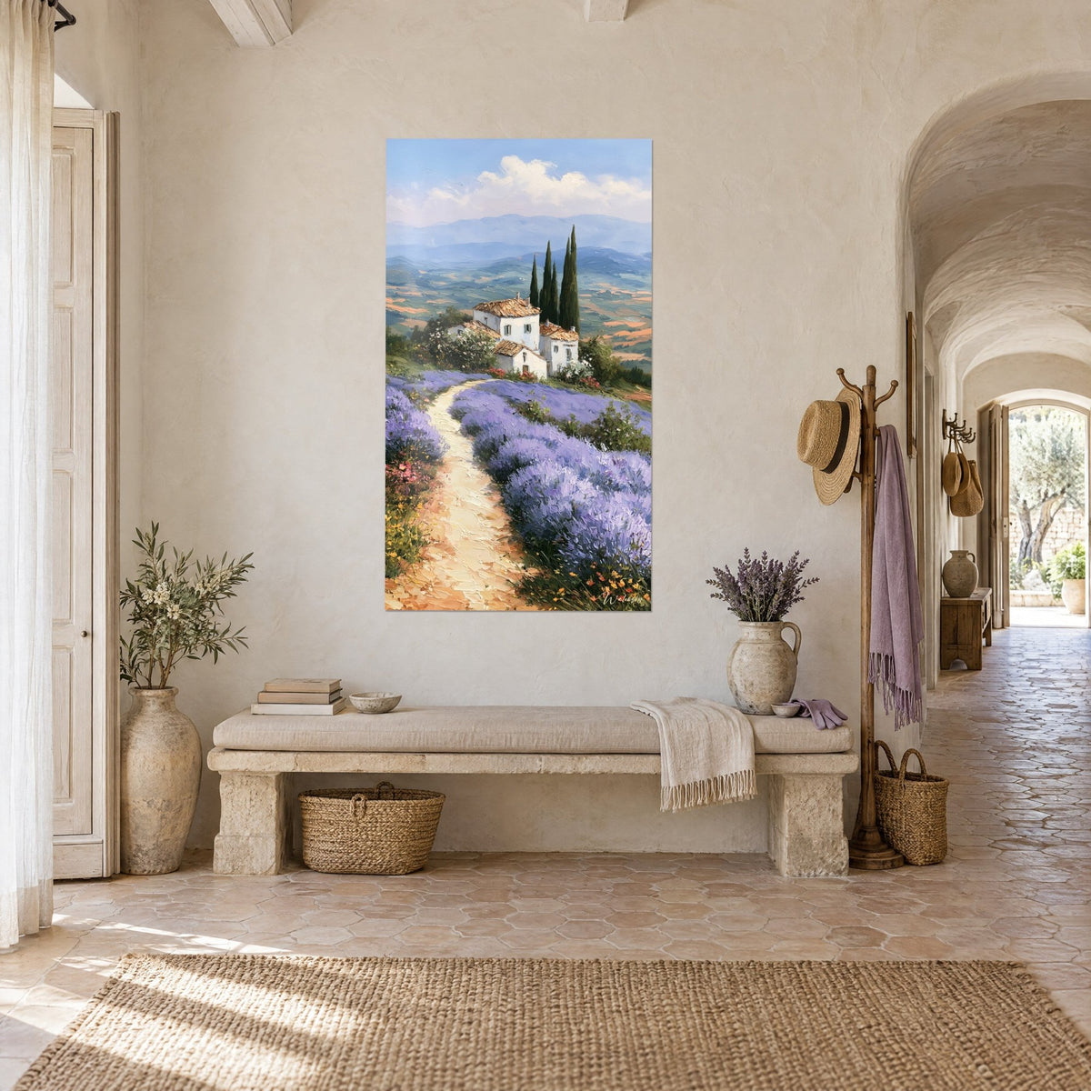 Cuadro camino de tierra arenosa que bordea hileras de lavanda malva hacia una granja blanca, entrada a una casa provenzal