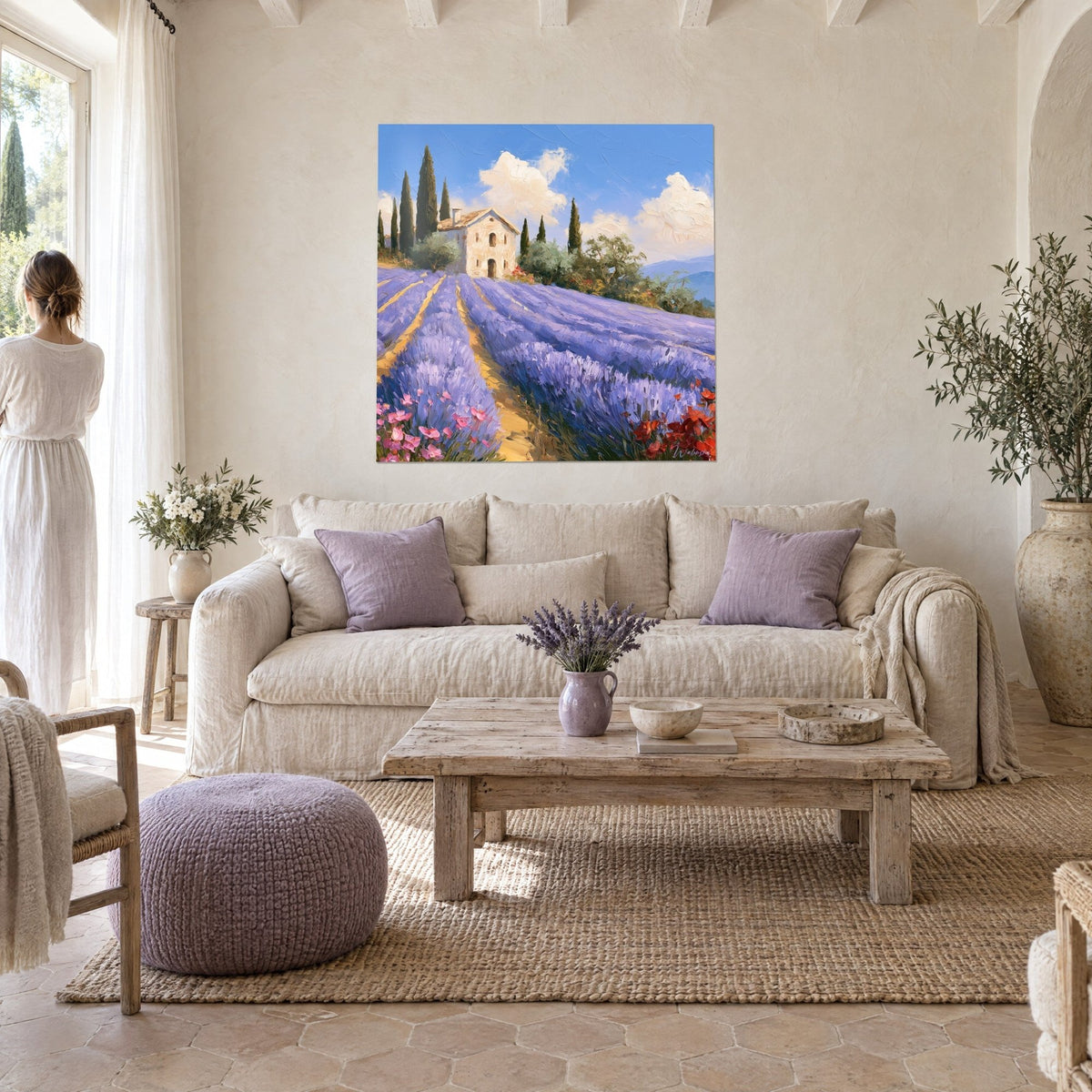Cuadro campo de lavanda violeta bajo un cielo azur, masía ocre y cipreses, mujer de espaldas, encima de un sofá en un salón luminoso