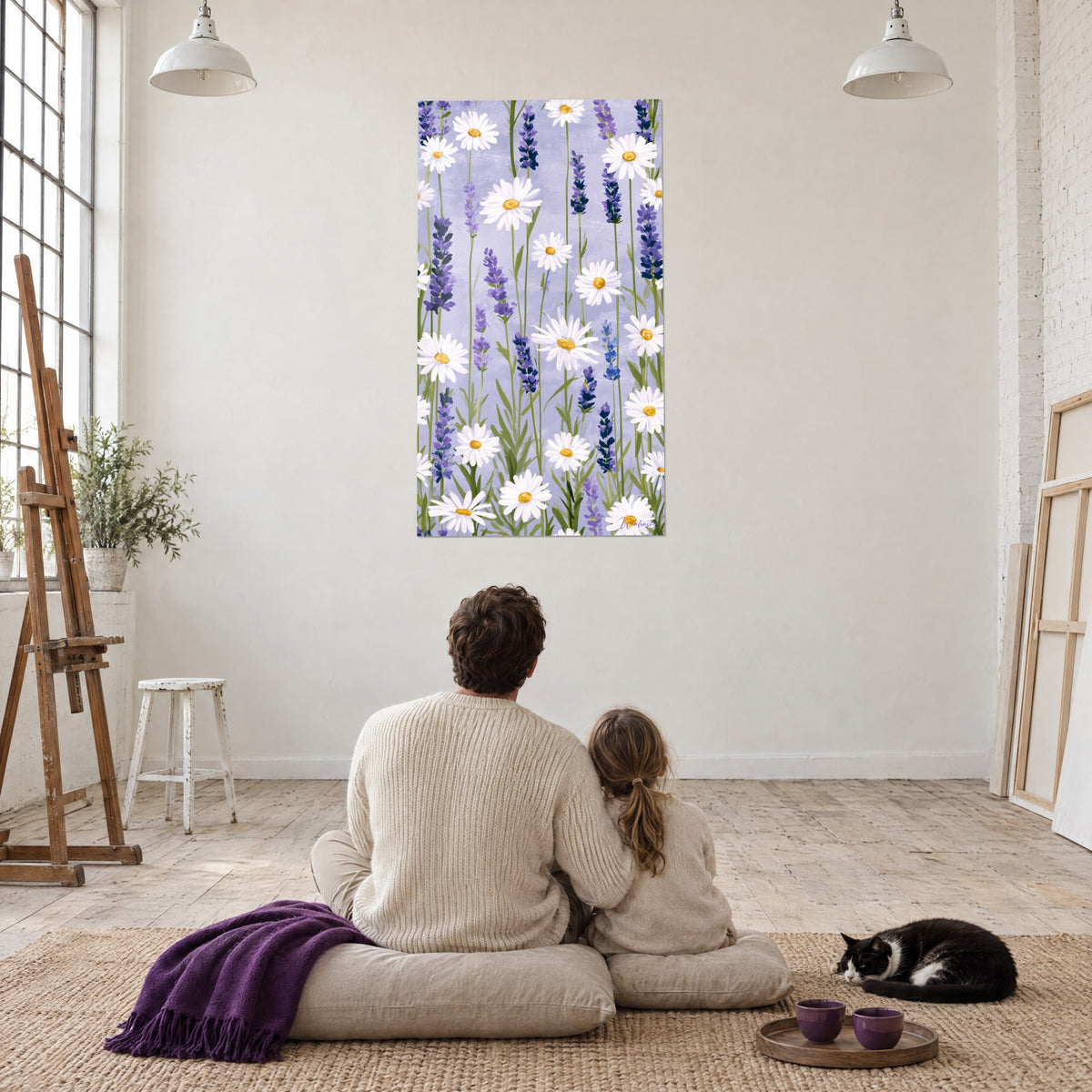 Cuadro floración provenzal de lavanda violeta y margaritas blancas sobre fondo lila, pareja de espaldas y gato tuxedo sobre una alfombra de loft