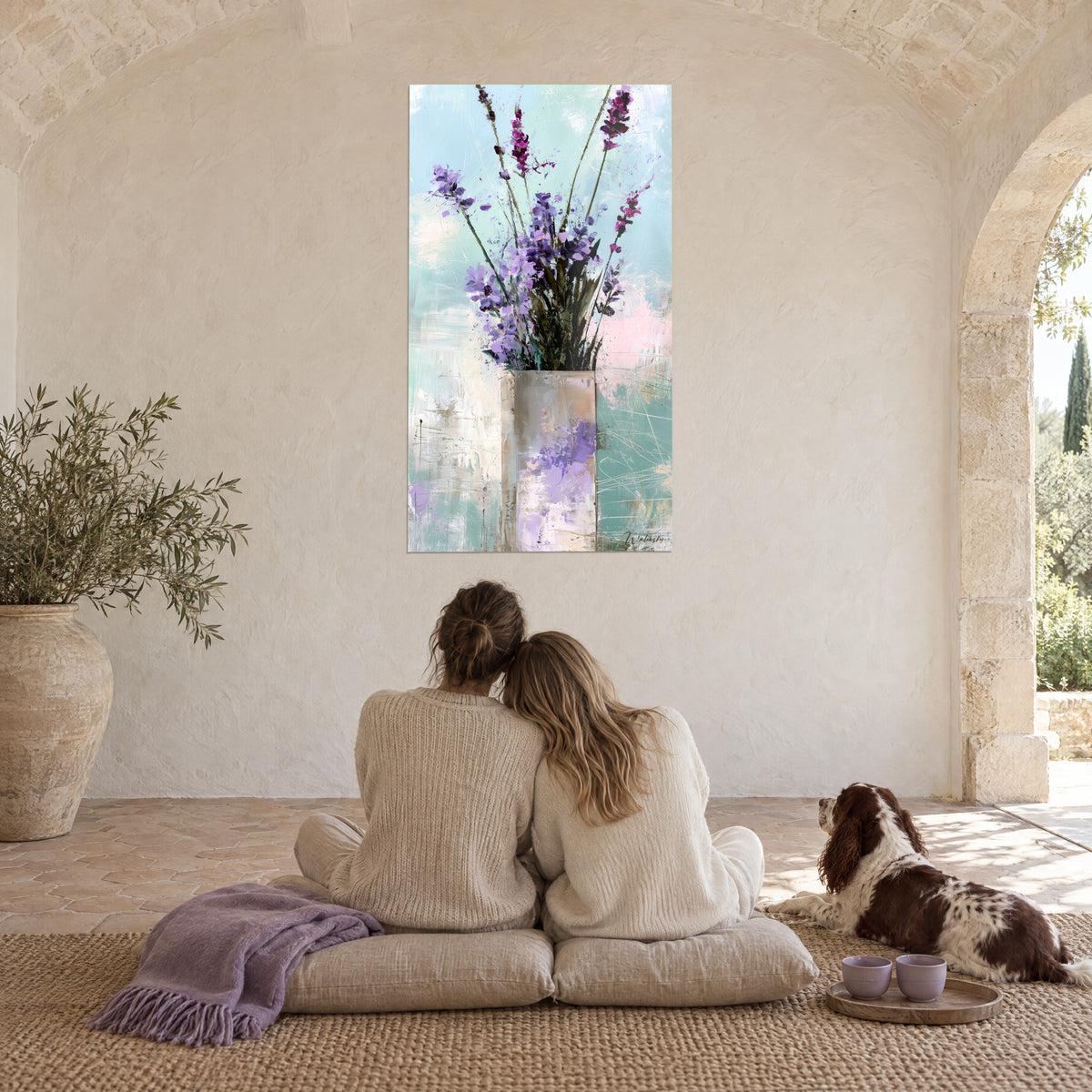 Quadro bouquet campestre viola e rosa cipria, vaso di pietra chiara, sfondo turchese, coppia di spalle e spaniel in un casolare