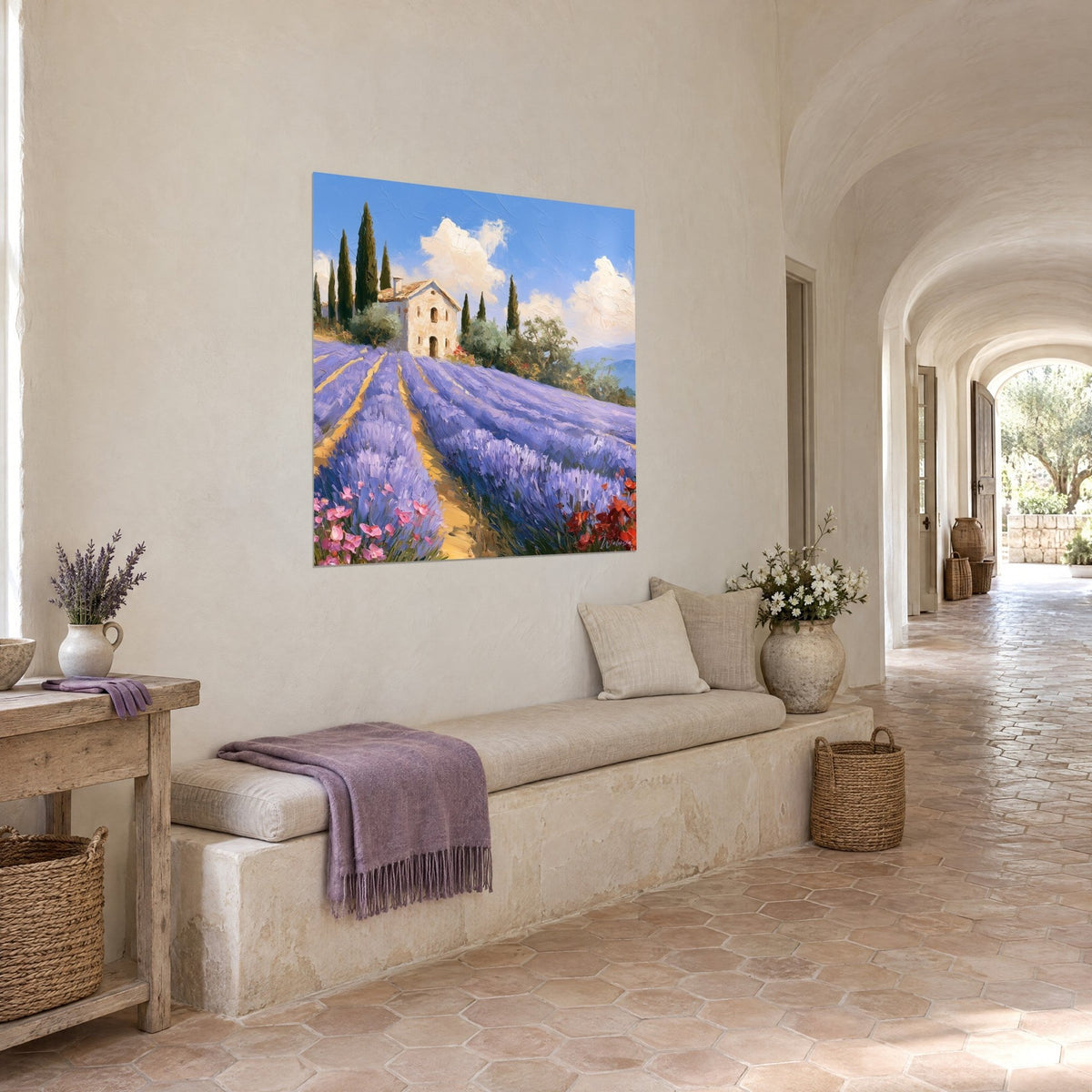 Cuadro masía provenzal de piedra crema rodeada de cipreses oscuros, hileras de lavanda y sendero dorado, banco en un pasillo abovedado