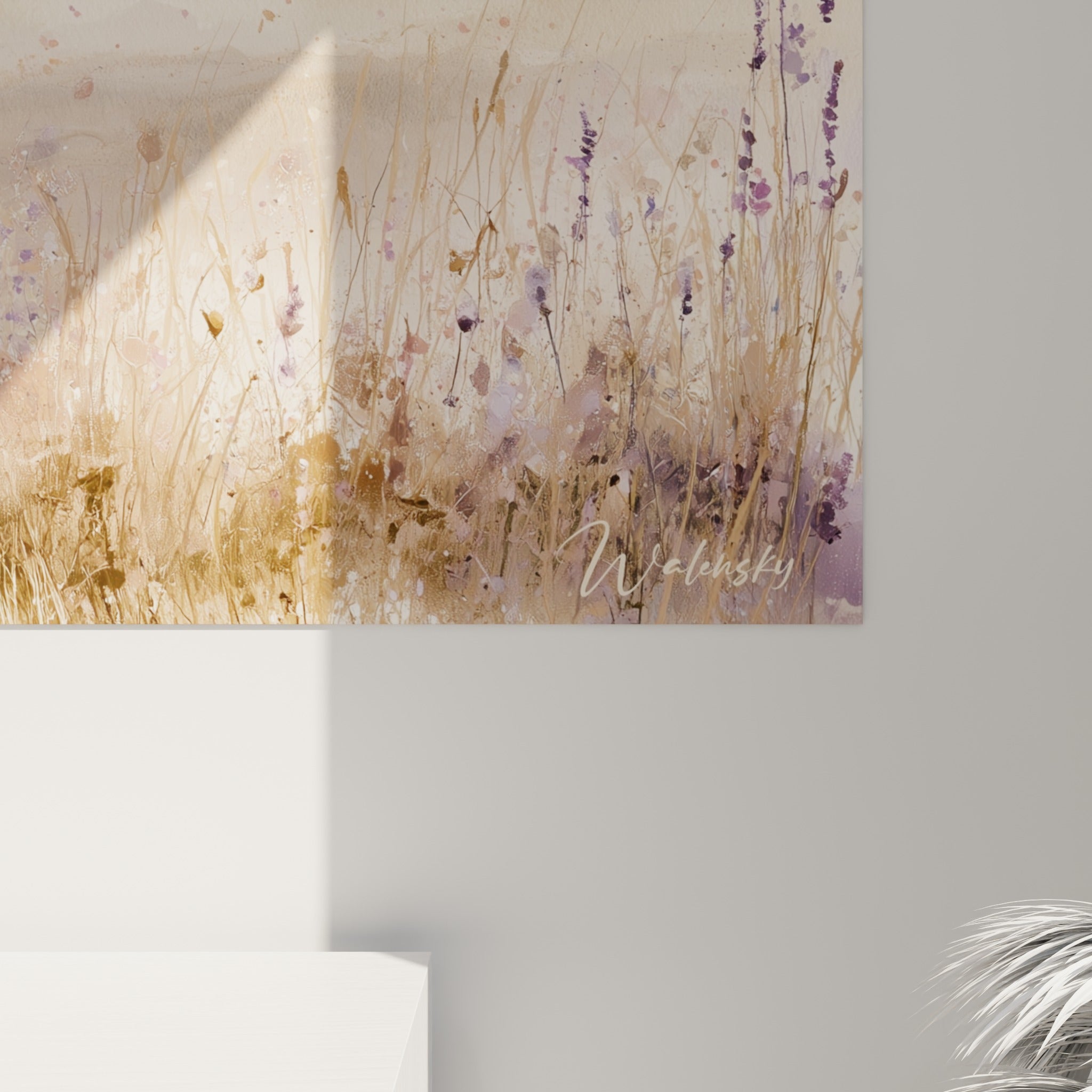 Détail des fleurs de lavande violette et des éclaboussures beiges, matière aquarelle visible sur la toile