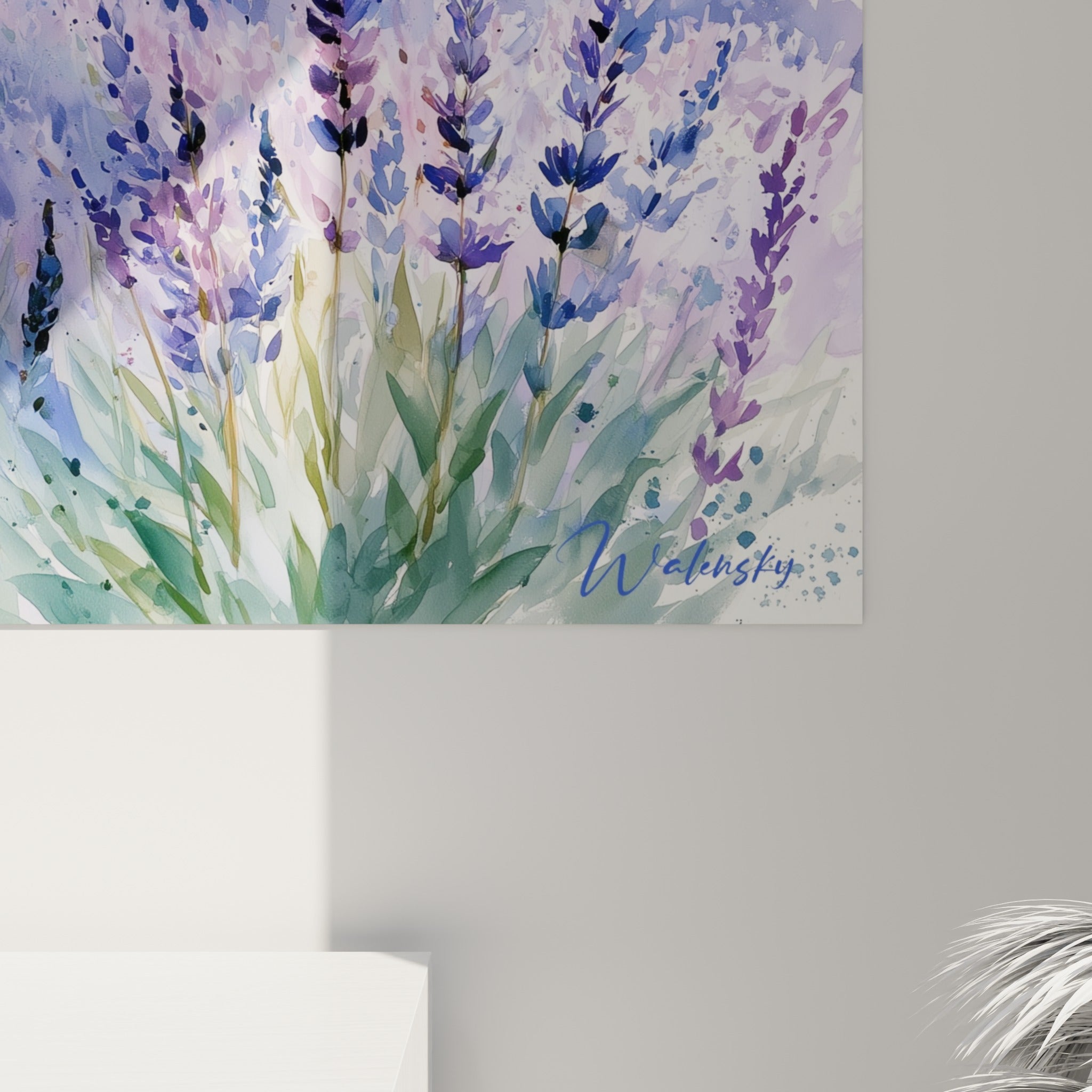 Détail des épis de lavande violets et bleus, touches d'aquarelle et empâtements visibles de près