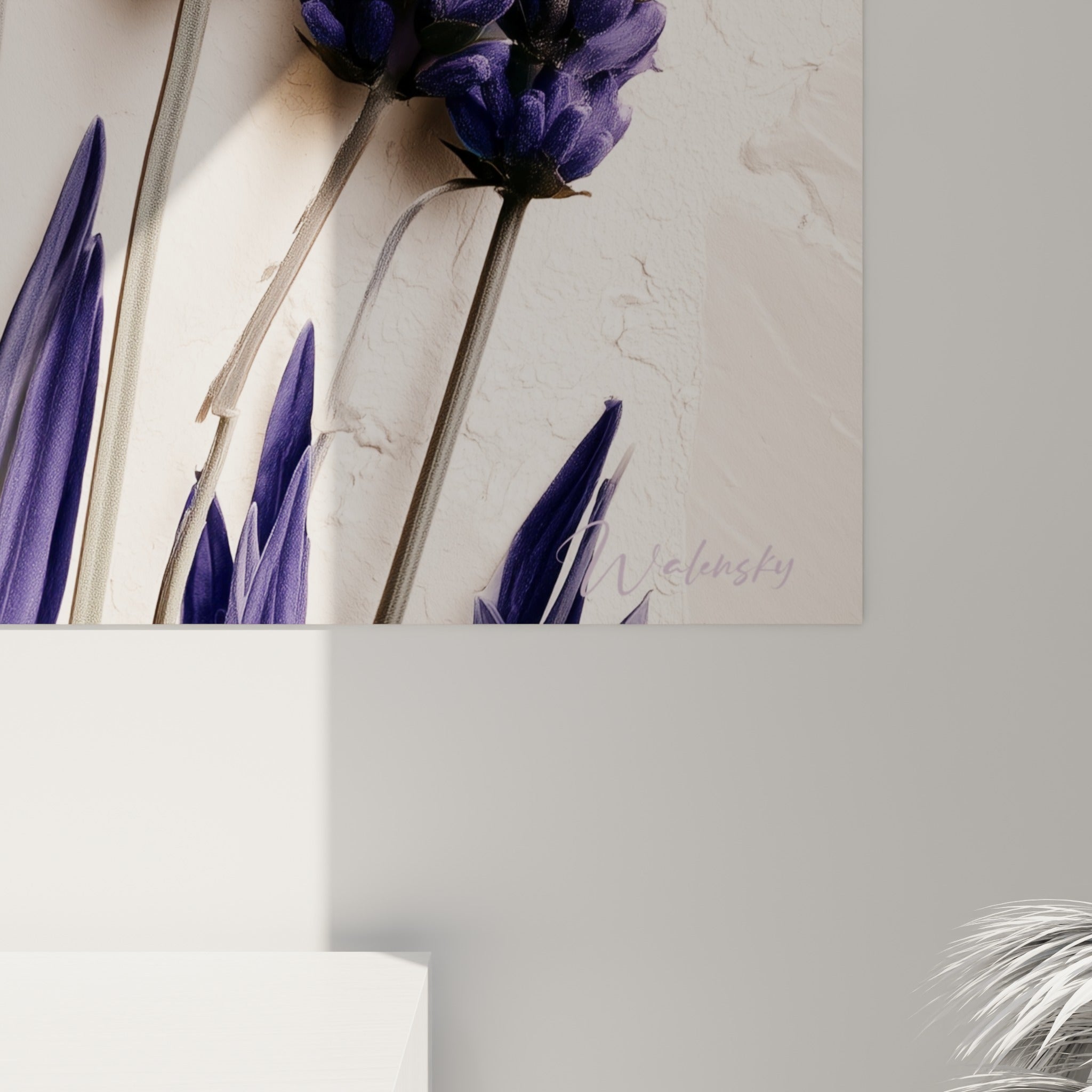 Détail des tiges violettes et du grain crayeux révélant la matière de ce tableau lavande imprimé