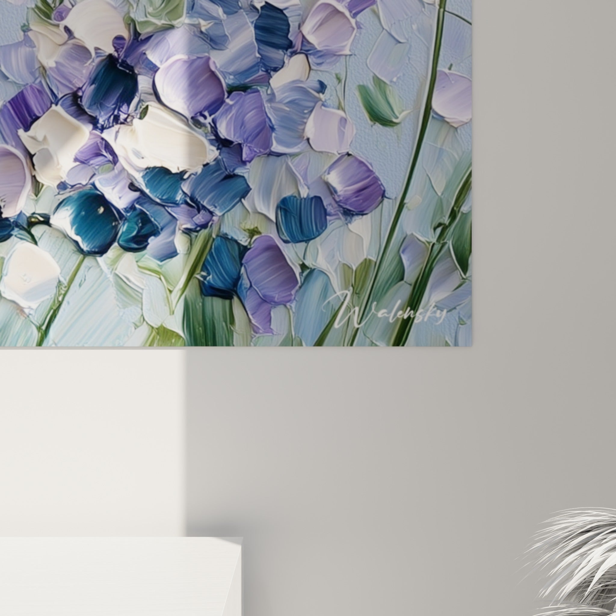 Matière épaisse des pétales violets et bleu marine visible en gros plan sur la toile de lavande