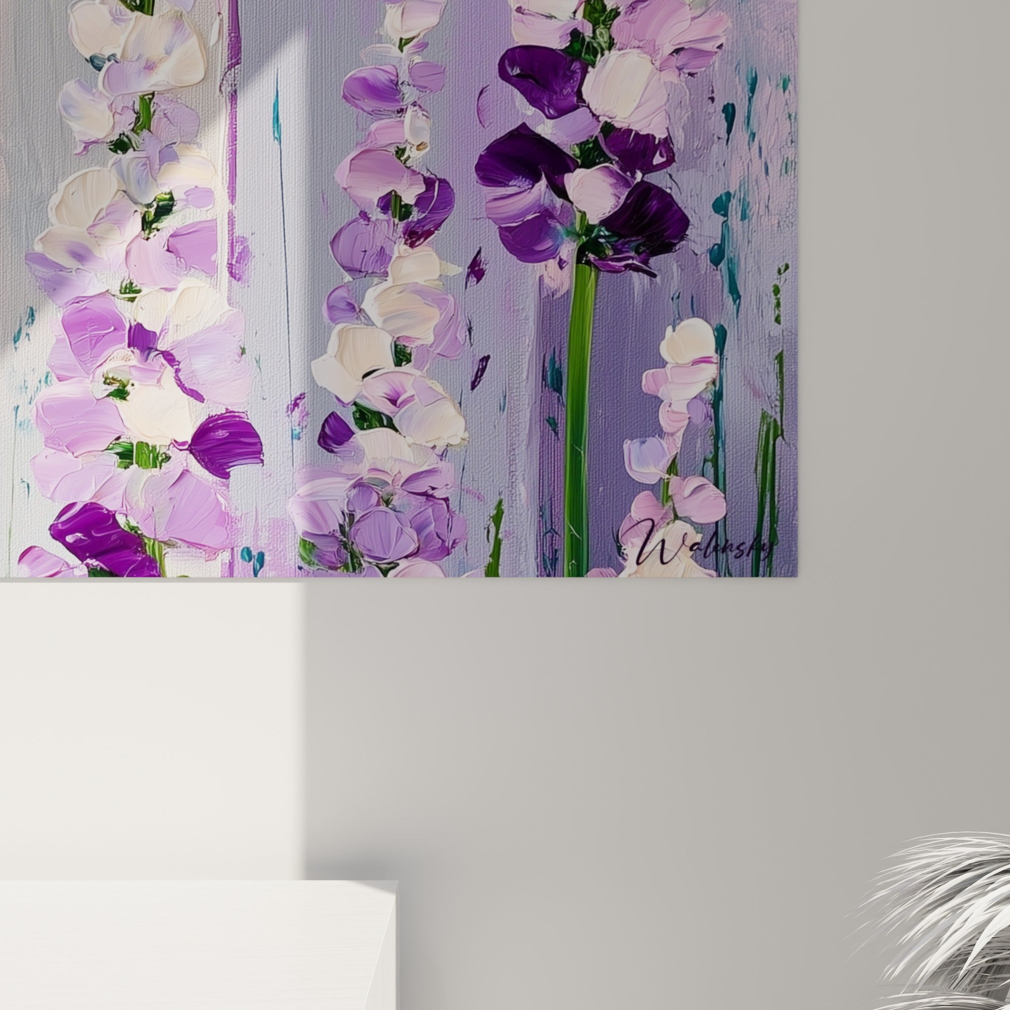 Détail des pétales empâtés violet foncé et blanc ivoire, texture épaisse sur fond rose et gris