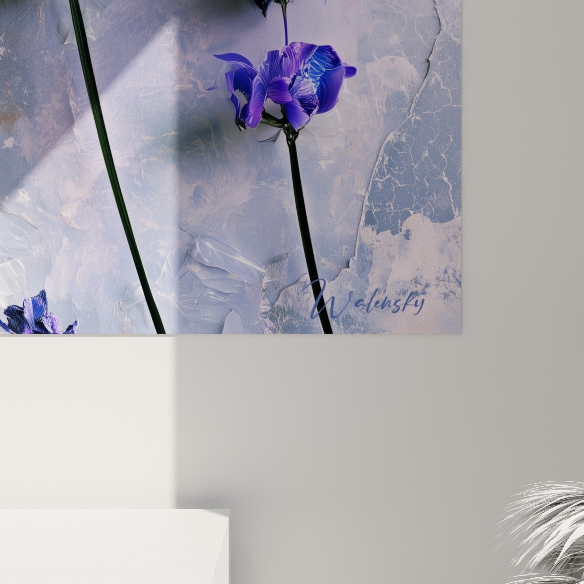 Détail des pétales violets et du fond craquelé gris révélant le grain de l'impression