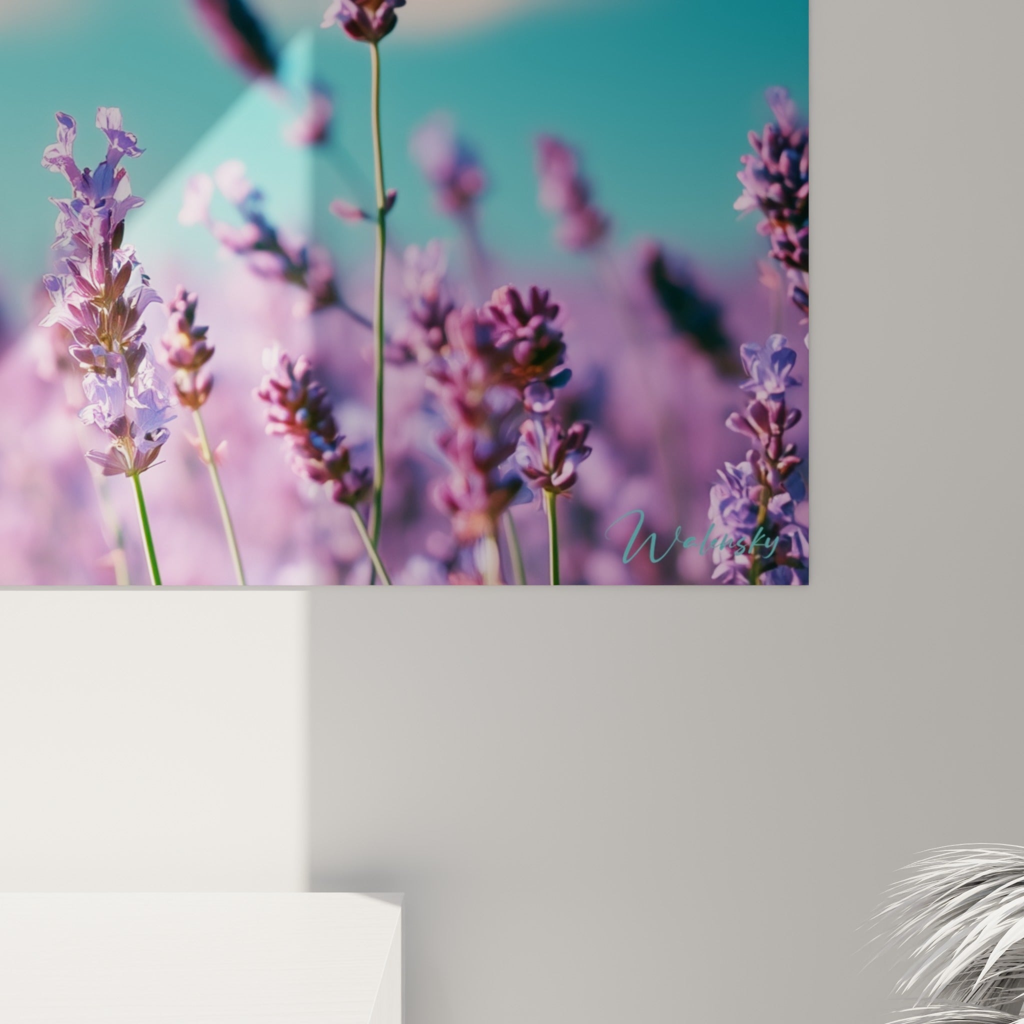 Détail des fleurs violettes de lavande, texture des pétales et dégradé bleu turquoise en arrière-plan flou