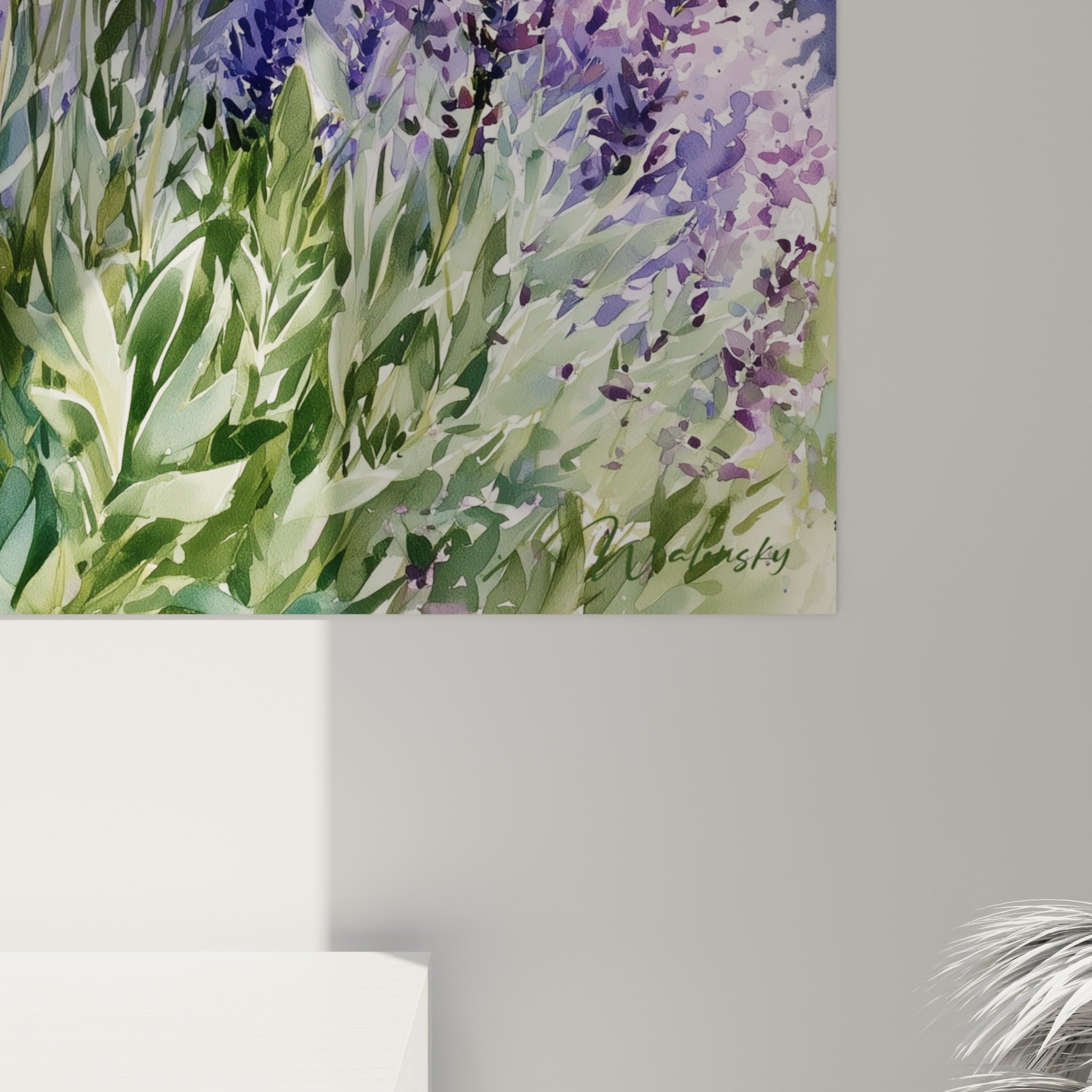 Détail des épis violets et des tiges vert sauge, texture aquarelle et coulures visibles de près