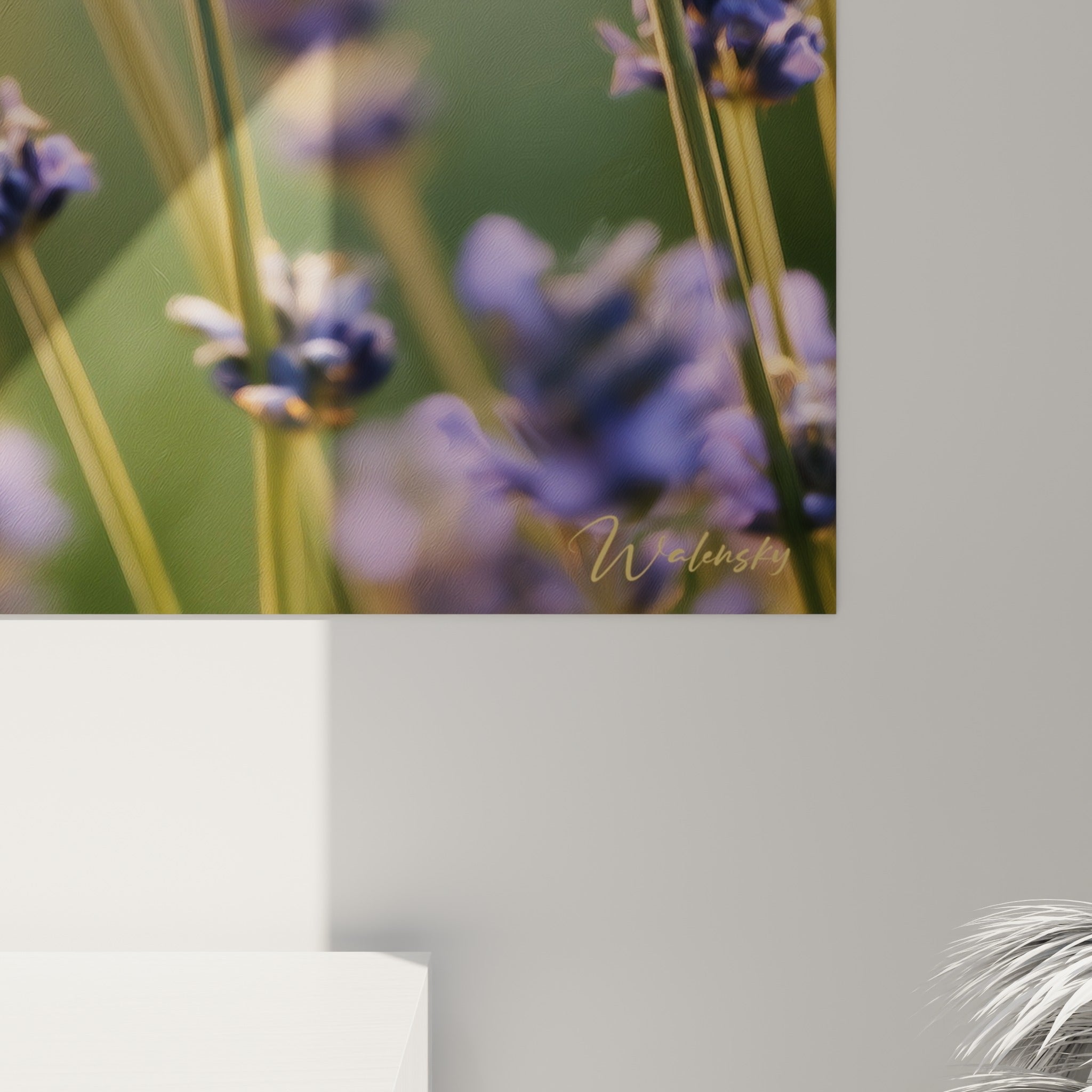 Détail de l'impression montrant le grain velouté des pétales violets et le duvet doré des bourdons