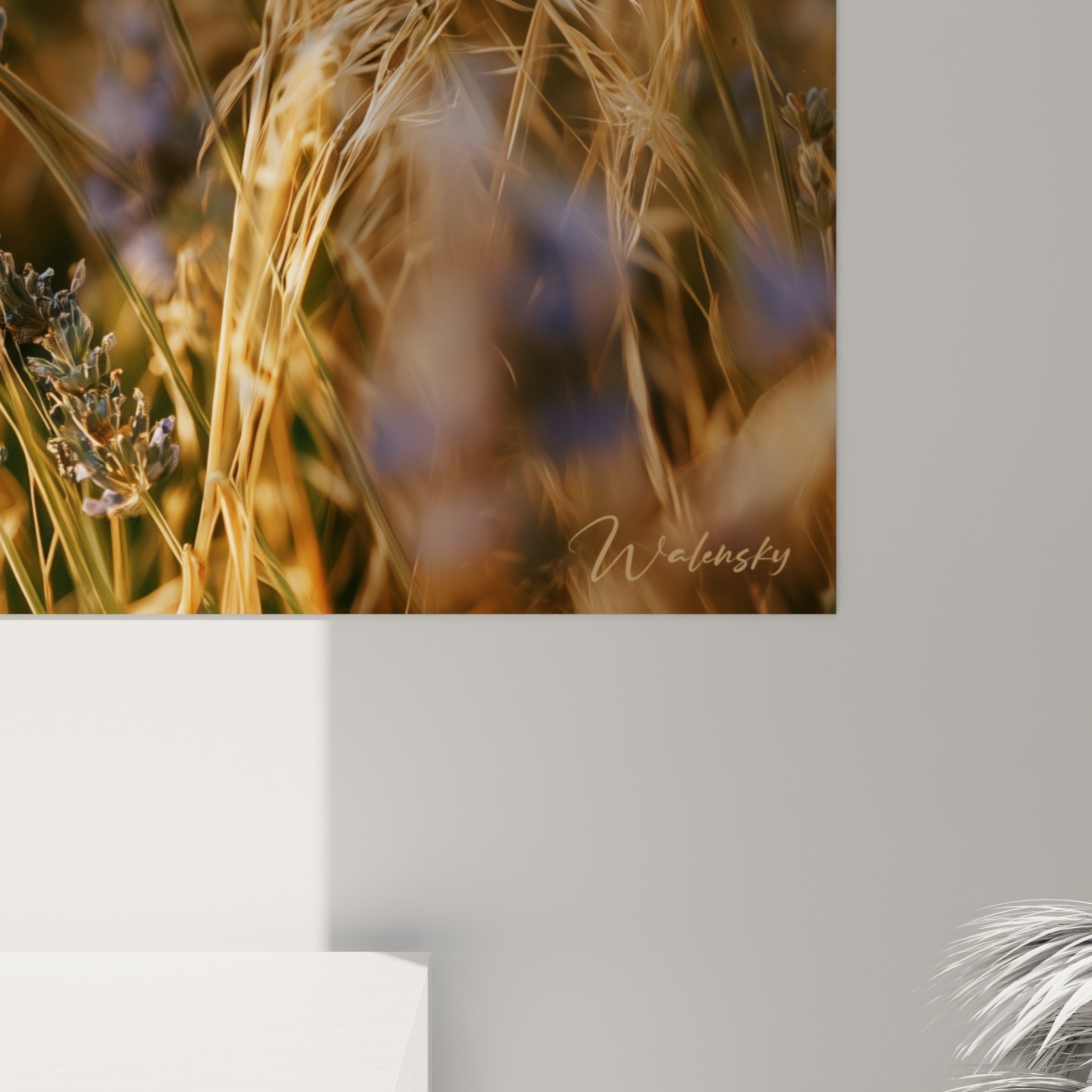 Détail rapproché des épis mauves de lavande et du grain doré de l'impression sur toile