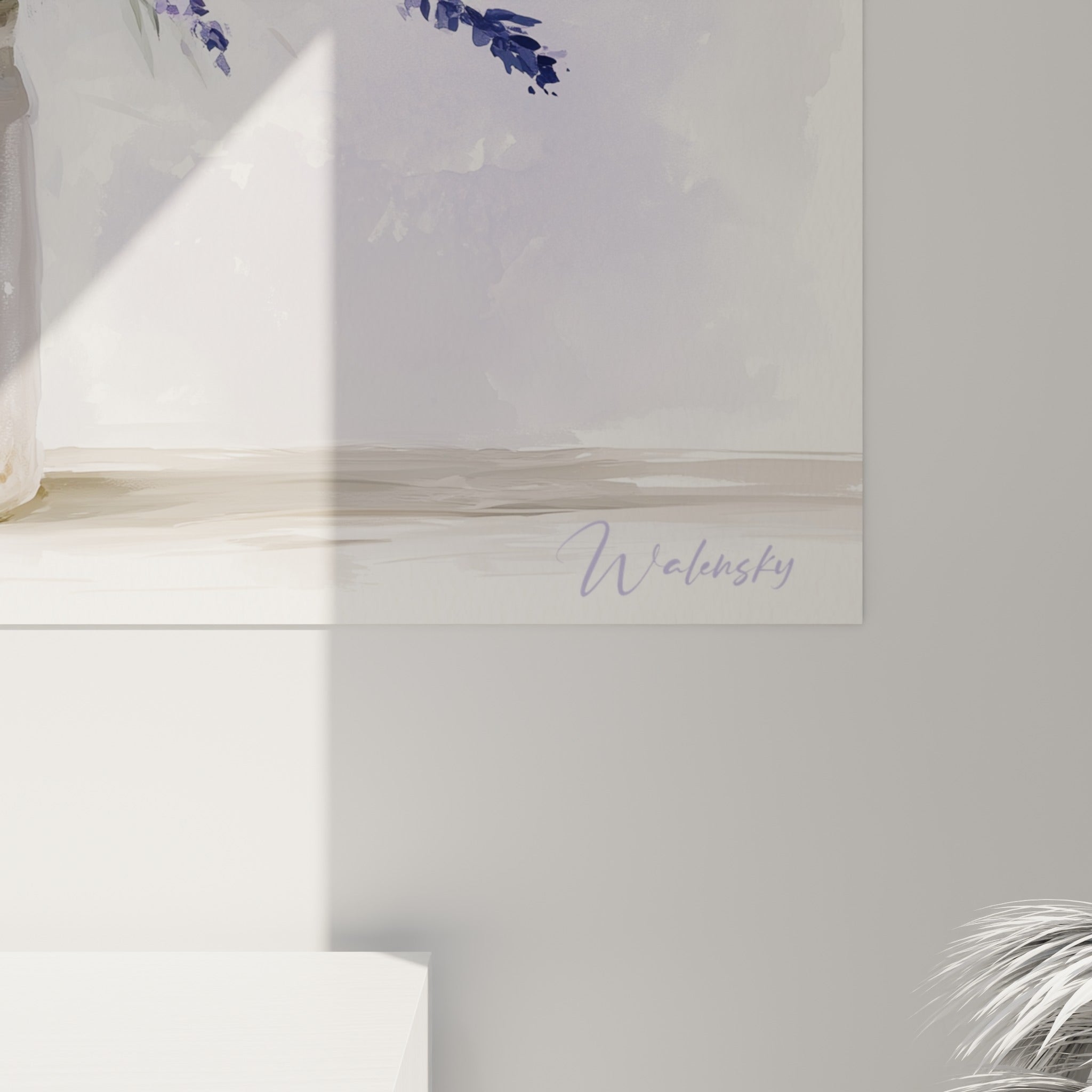 Détail des touches violettes et lilas de l'aquarelle, textures fondues sur fond blanc et gris