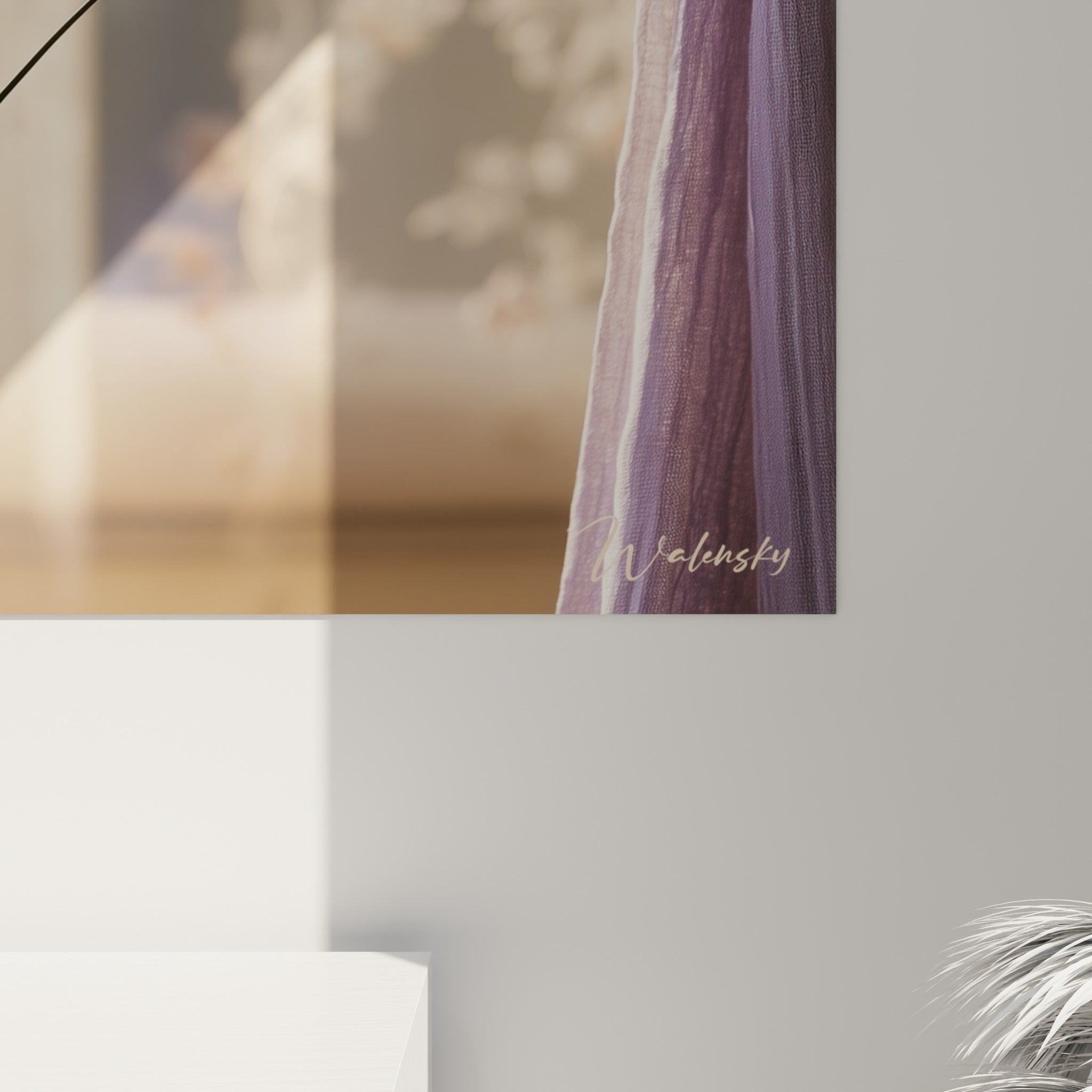 Détail des tiges de lavande violette et du grain du rideau crème en gros plan sur l'impression